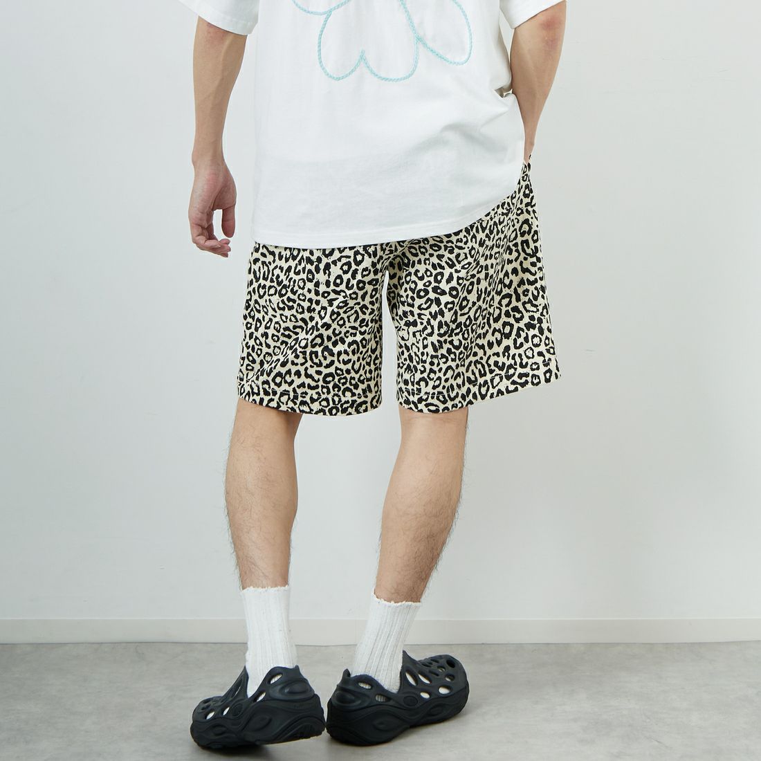 UNIVERSAL OVERALL [ユニバーサルオーバーオール] 別注 シェフショートパンツ [U2511657IN-JF] LEOPAED WH &&モデル身長：168cm 着用サイズ：M&&