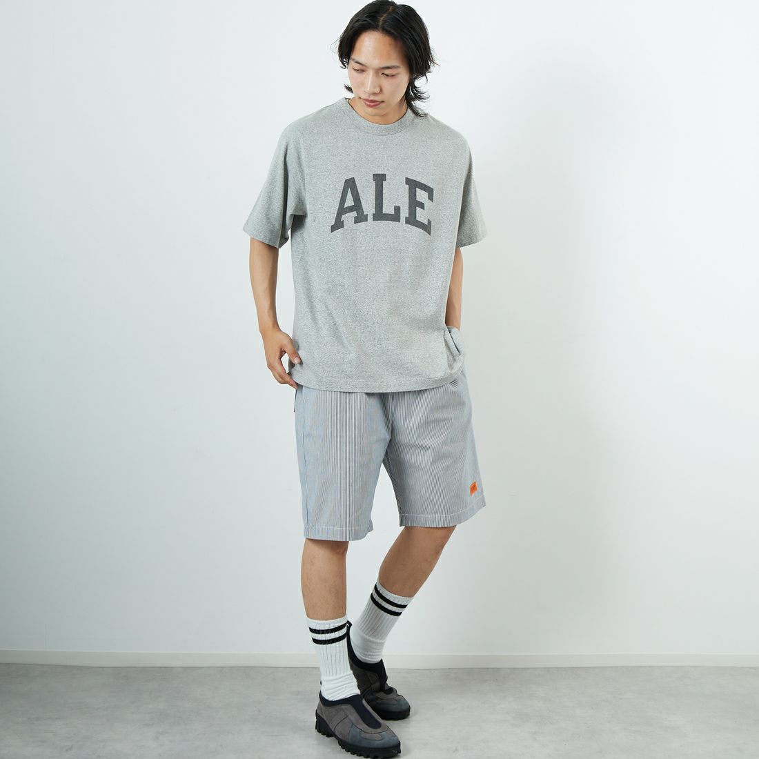 UNIVERSAL OVERALL [ユニバーサルオーバーオール] 別注 シェフショートパンツ [U2511657IN-JF] HICKORY &&モデル身長：179cm 着用サイズ：L&&