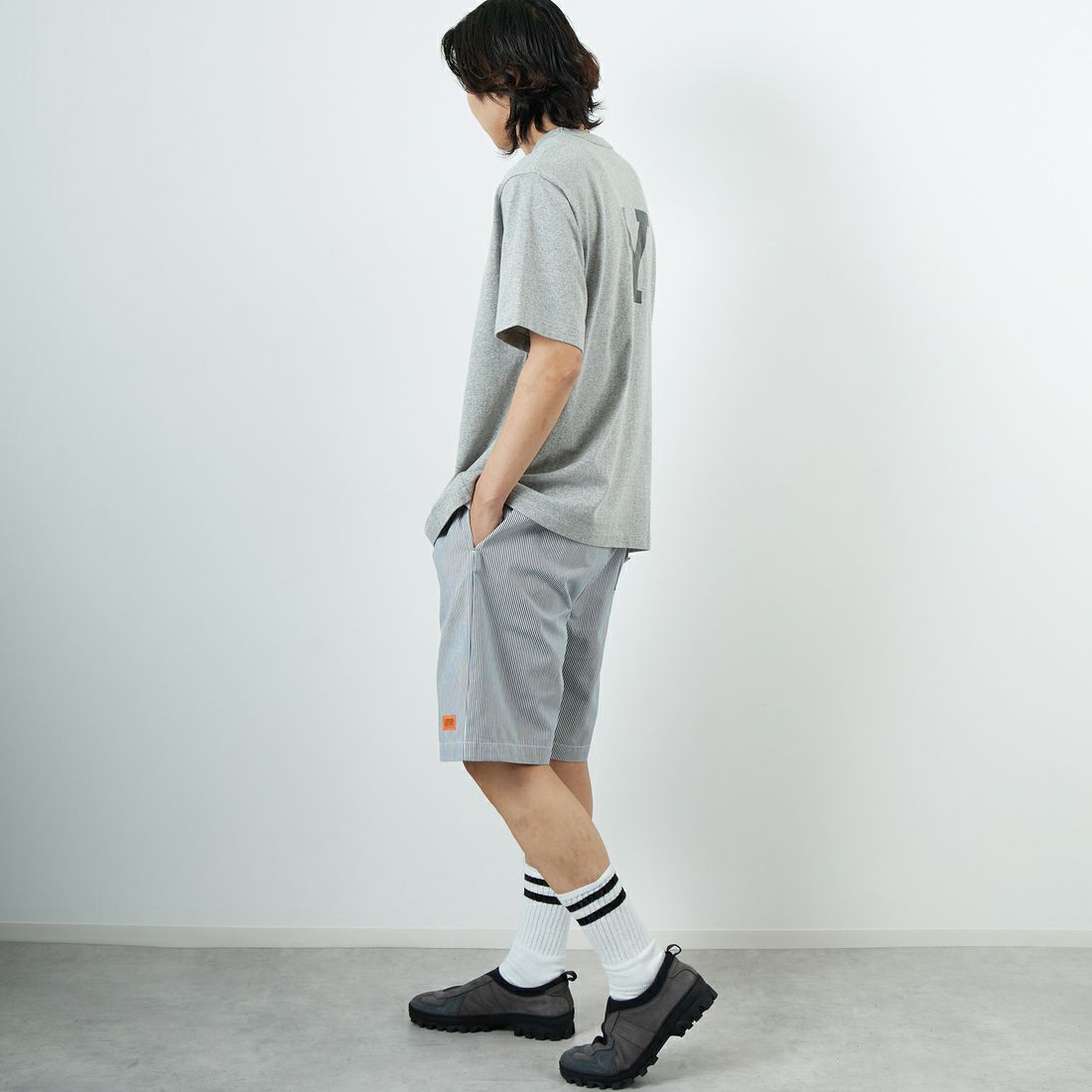 UNIVERSAL OVERALL [ユニバーサルオーバーオール] 別注 シェフショートパンツ [U2511657IN-JF] HICKORY &&モデル身長：179cm 着用サイズ：L&&