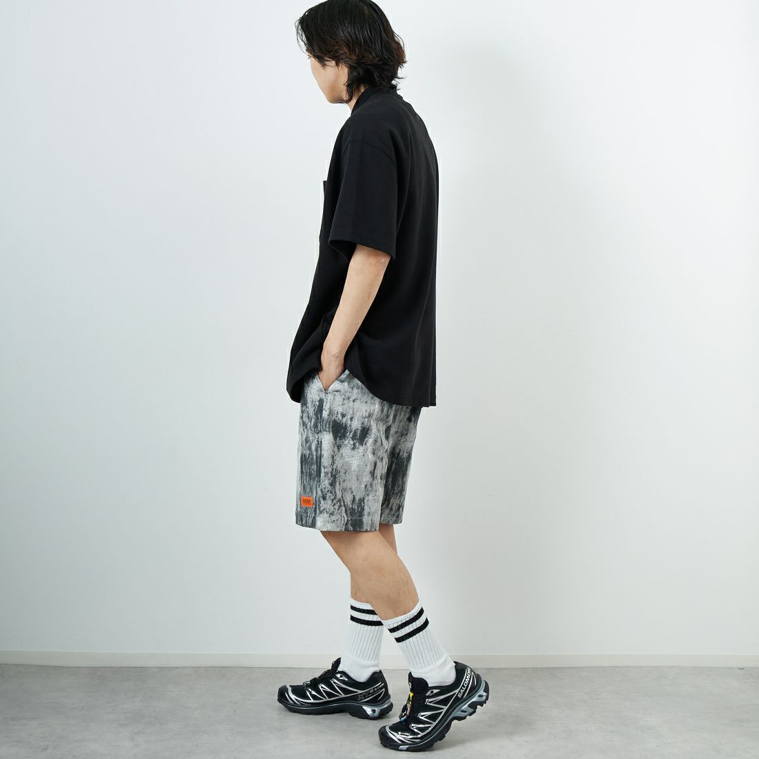 UNIVERSAL OVERALL [ユニバーサルオーバーオール] 別注 シェフショートパンツ [U2511657IN-JF] TYE DYE CA &&モデル身長：179cm 着用サイズ：L&&