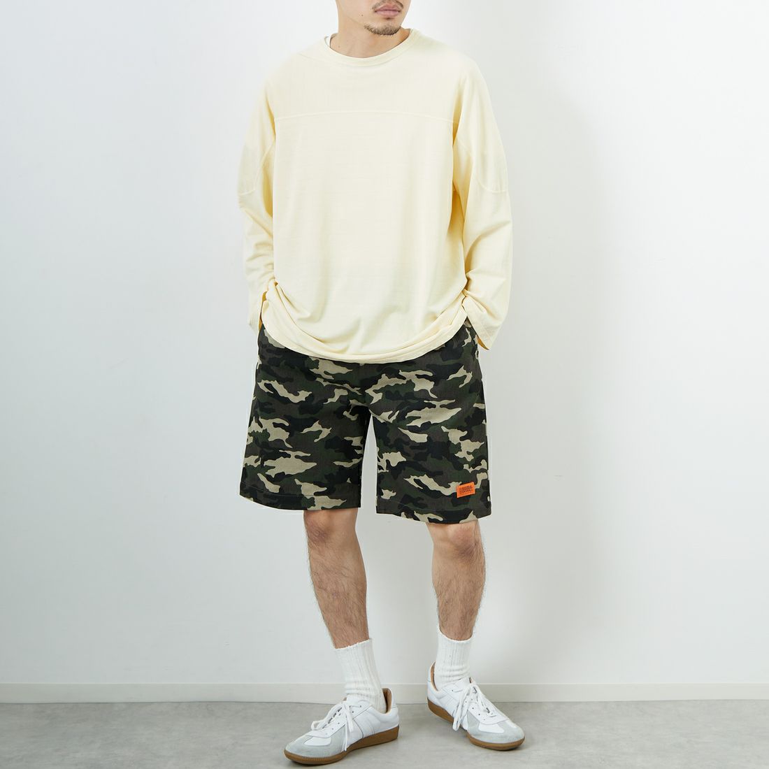 UNIVERSAL OVERALL [ユニバーサルオーバーオール] 別注 シェフショートパンツ [U2511657IN-JF] WOODLAND C &&モデル身長：168cm 着用サイズ：M&&