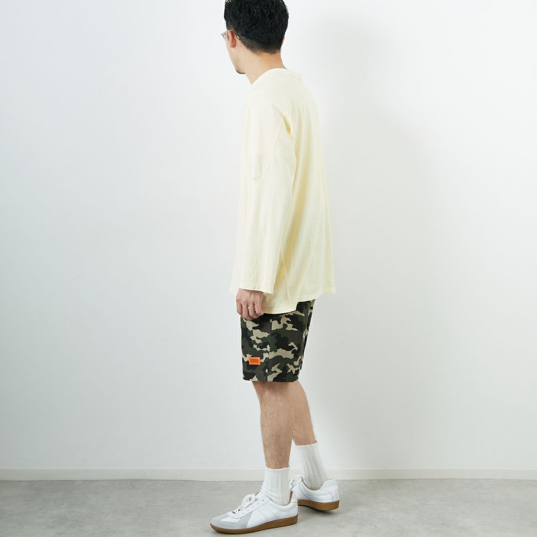 UNIVERSAL OVERALL [ユニバーサルオーバーオール] 別注 シェフショートパンツ [U2511657IN-JF] WOODLAND C &&モデル身長：168cm 着用サイズ：M&&