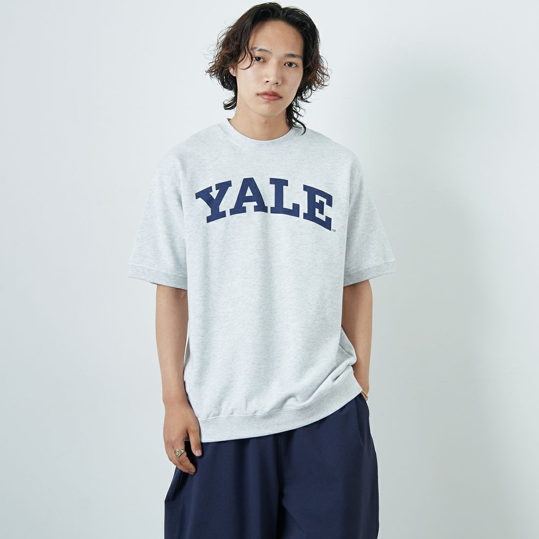 YALE [イェール] 別注 YALE カレッジロゴスウェットTシャツ [YA-01-JF] GRAY &&モデル身長：179cm 着用サイズ：L&&