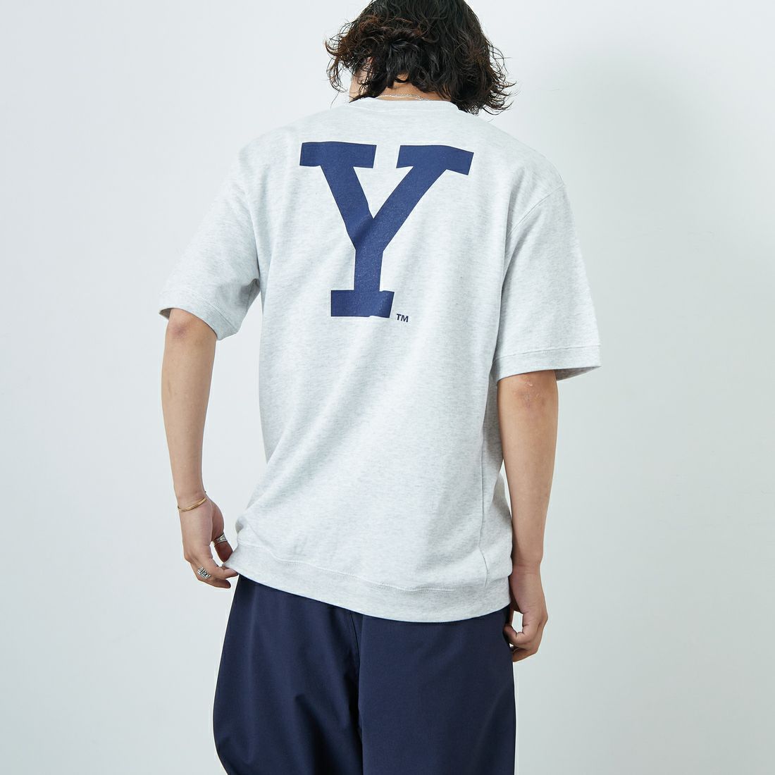 YALE [イェール] 別注 YALE カレッジロゴスウェットTシャツ [YA-01-JF] GRAY &&モデル身長：179cm 着用サイズ：L&&