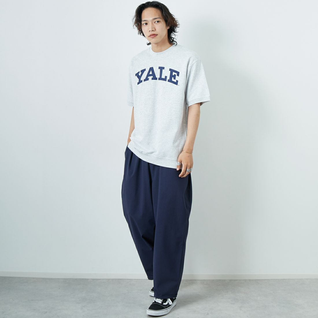 YALE [イェール] 別注 YALE カレッジロゴスウェットTシャツ [YA-01-JF] GRAY &&モデル身長：179cm 着用サイズ：L&&