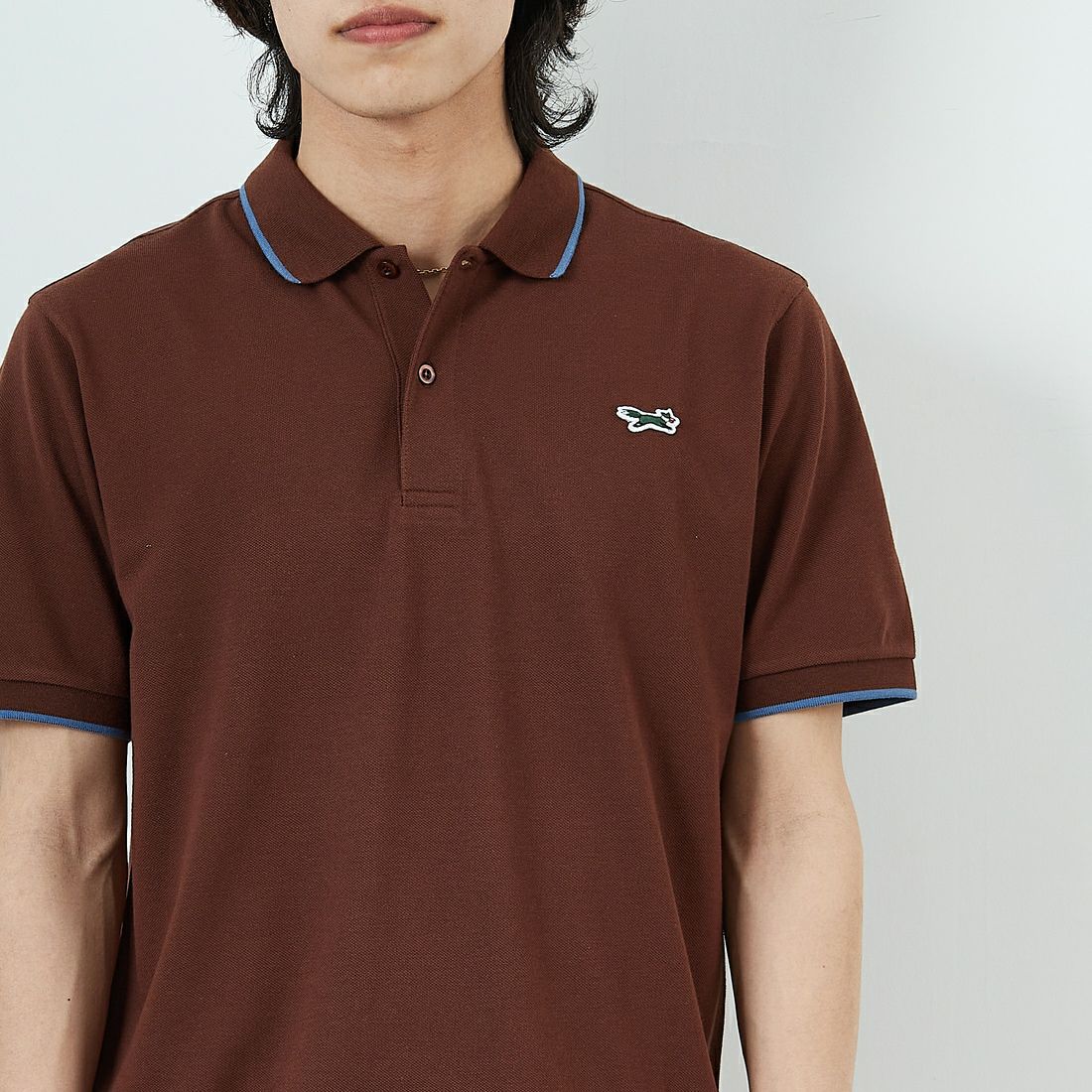 THE FOX [ザフォックス] 別注 ワンポイントロゴ ティップラインポロシャツ [JFU25SS-09-JF] BRWN/BLU &&モデル身長：179cm 着用サイズ：L&&