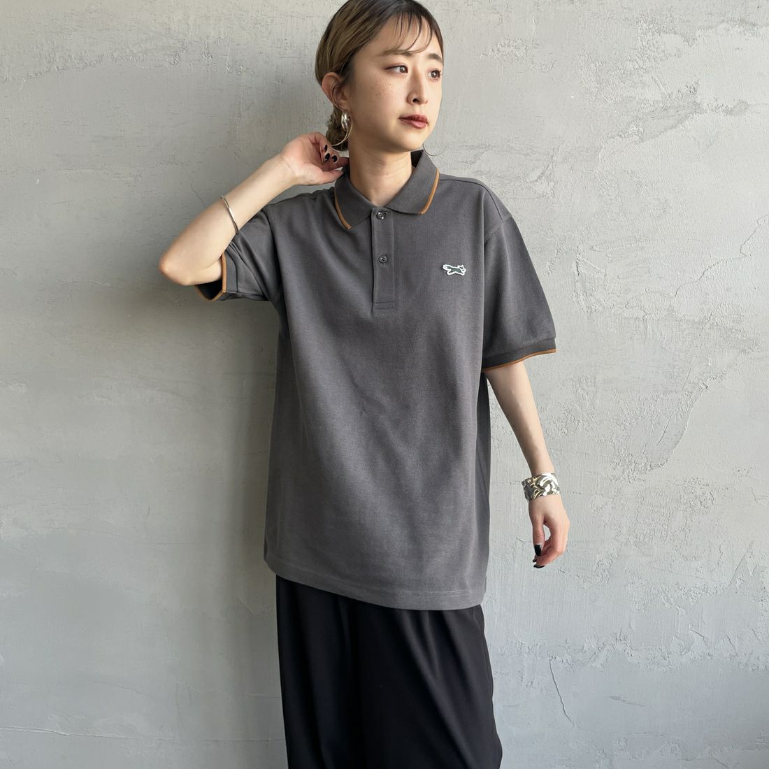 THE FOX [ザフォックス] 別注 ワンポイントロゴ ティップラインポロシャツ [JFU25SS-09-JF] CHAR/CAM &&モデル身長：150cm 着用サイズ：S&&