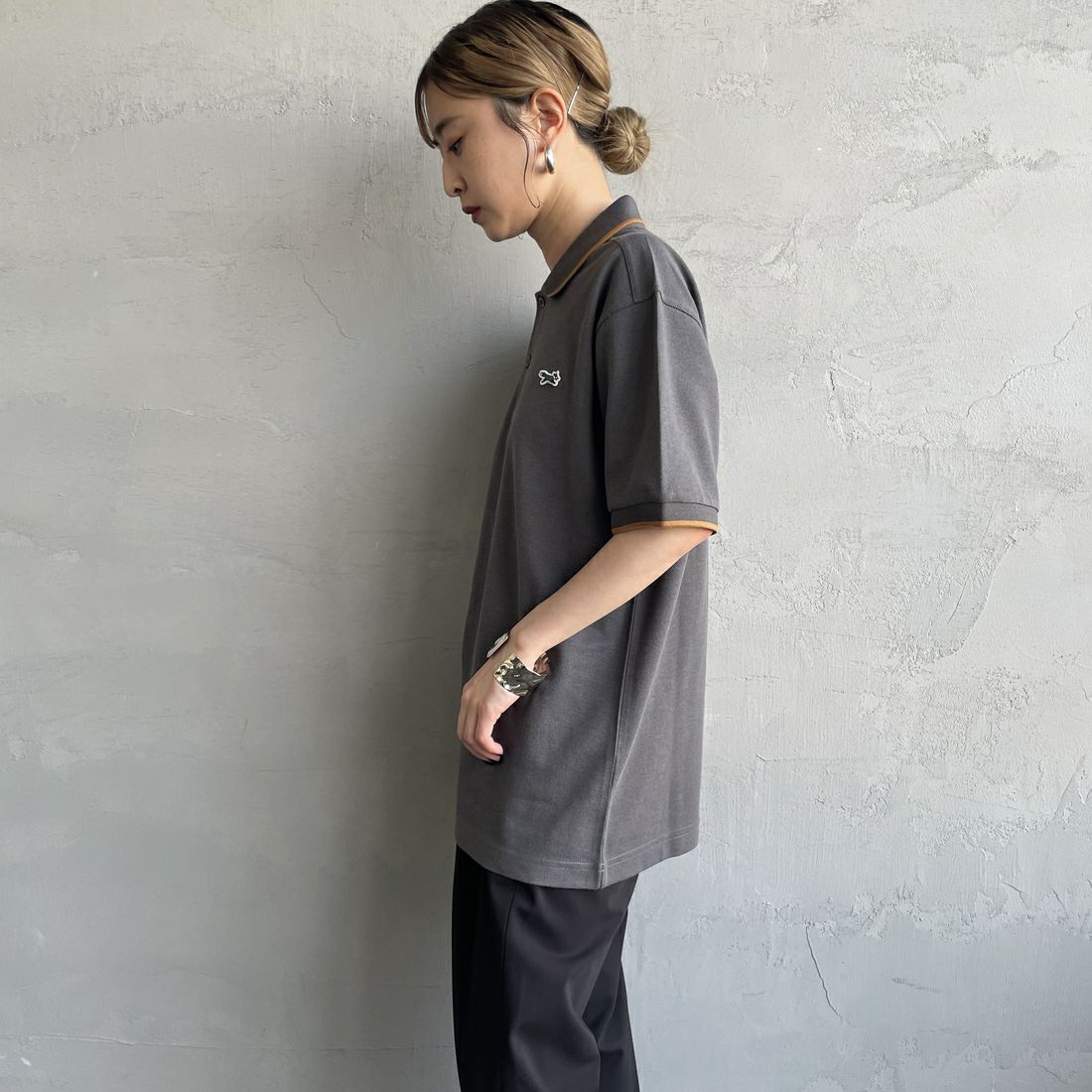 THE FOX [ザフォックス] 別注 ワンポイントロゴ ティップラインポロシャツ [JFU25SS-09-JF] CHAR/CAM &&モデル身長：150cm 着用サイズ：S&&