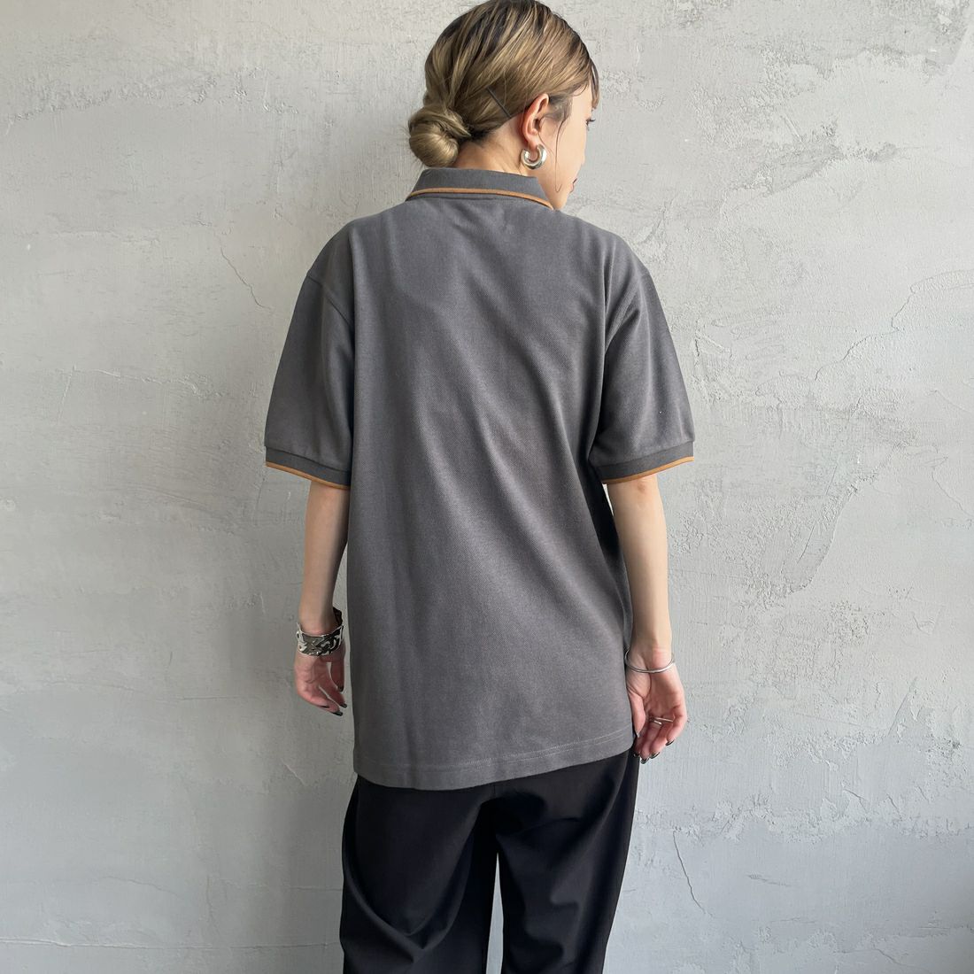 THE FOX [ザフォックス] 別注 ワンポイントロゴ ティップラインポロシャツ [JFU25SS-09-JF] CHAR/CAM &&モデル身長：150cm 着用サイズ：S&&