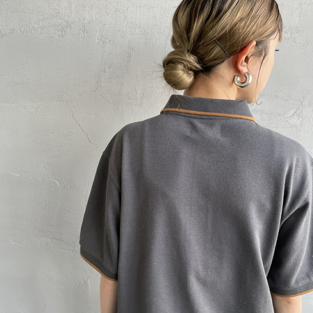 THE FOX [ザフォックス] 別注 ワンポイントロゴ ティップラインポロシャツ [JFU25SS-09-JF] CHAR/CAM &&モデル身長：150cm 着用サイズ：S&&
