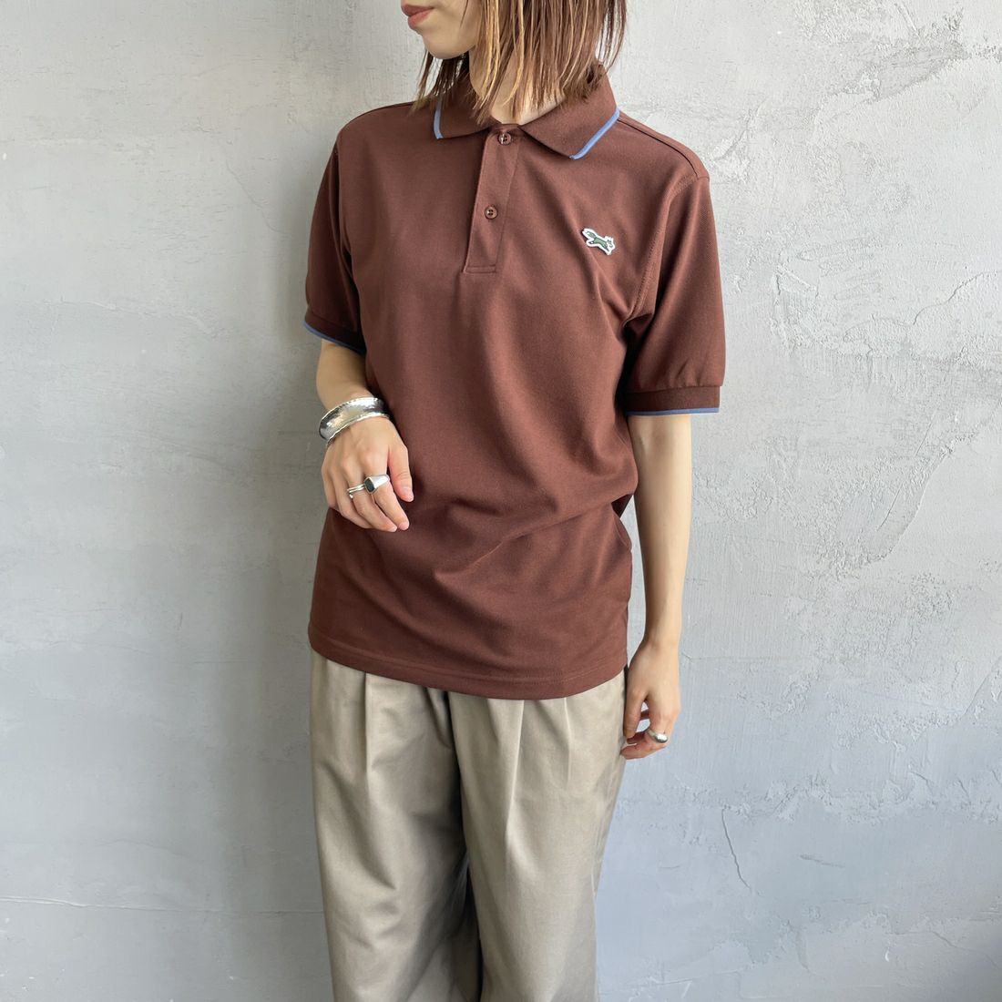 THE FOX [ザフォックス] 別注 ワンポイントロゴ ティップラインポロシャツ [JFU25SS-09-JF] BRWN/BLU &&モデル身長：158cm 着用サイズ：S&&