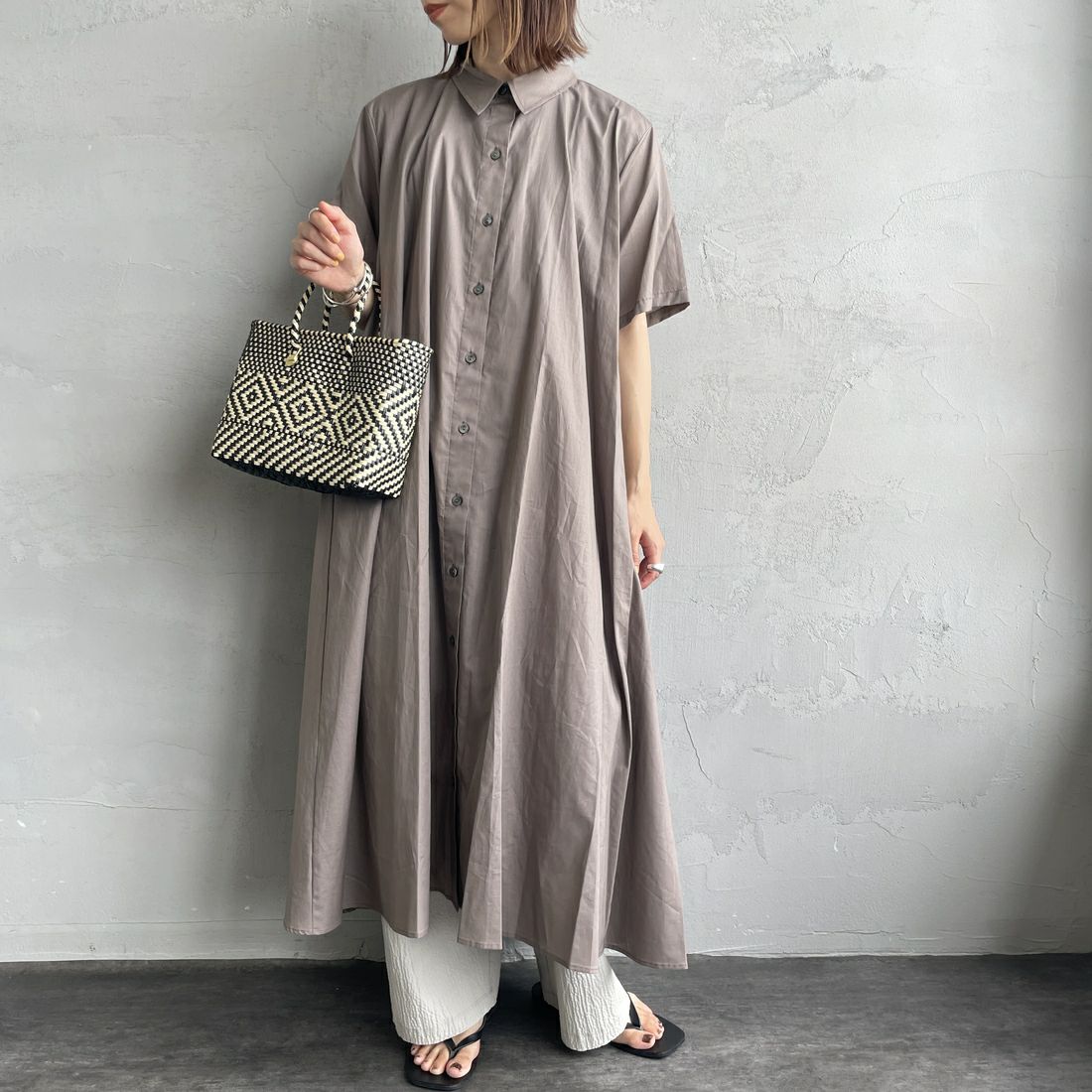 mizuiro ind [ミズイロインド] ハーフスリーブフレアシャツワンピース [2-250085] 20 GREIGE &&モデル身長：158cm 着用サイズ：F&&