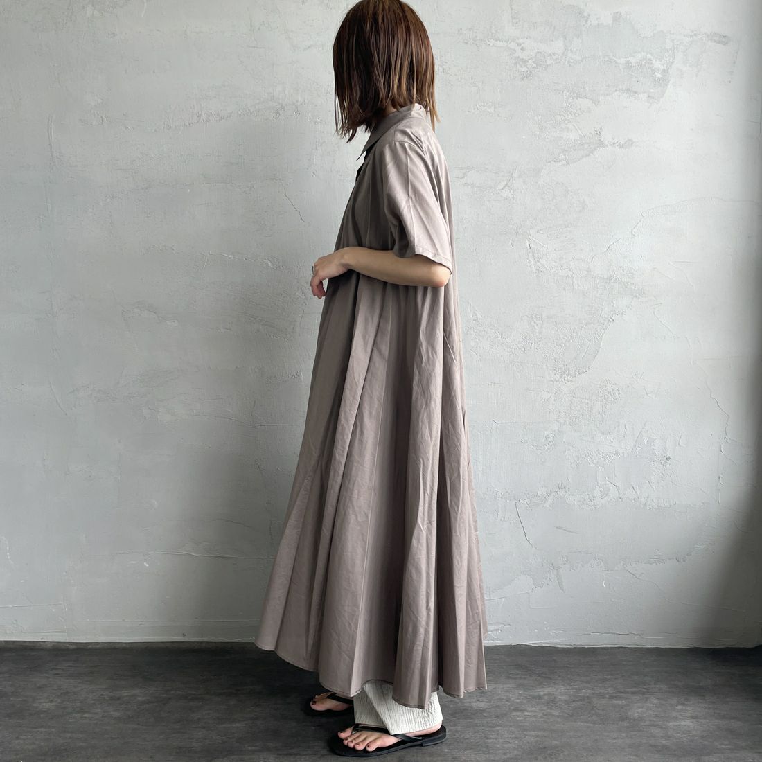 mizuiro ind [ミズイロインド] ハーフスリーブフレアシャツワンピース [2-250085] 20 GREIGE &&モデル身長：158cm 着用サイズ：F&&