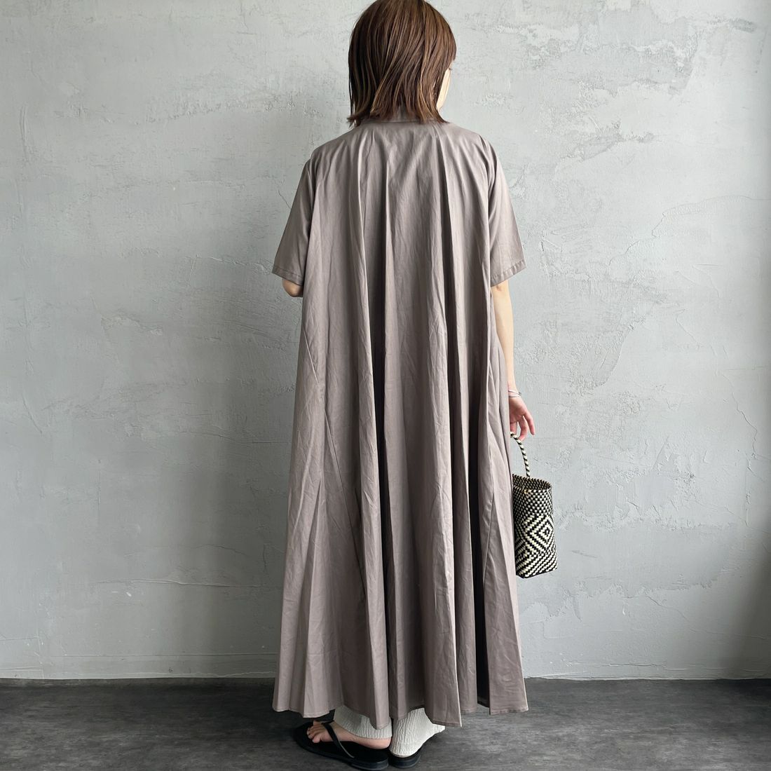 mizuiro ind [ミズイロインド] ハーフスリーブフレアシャツワンピース [2-250085] 20 GREIGE &&モデル身長：158cm 着用サイズ：F&&