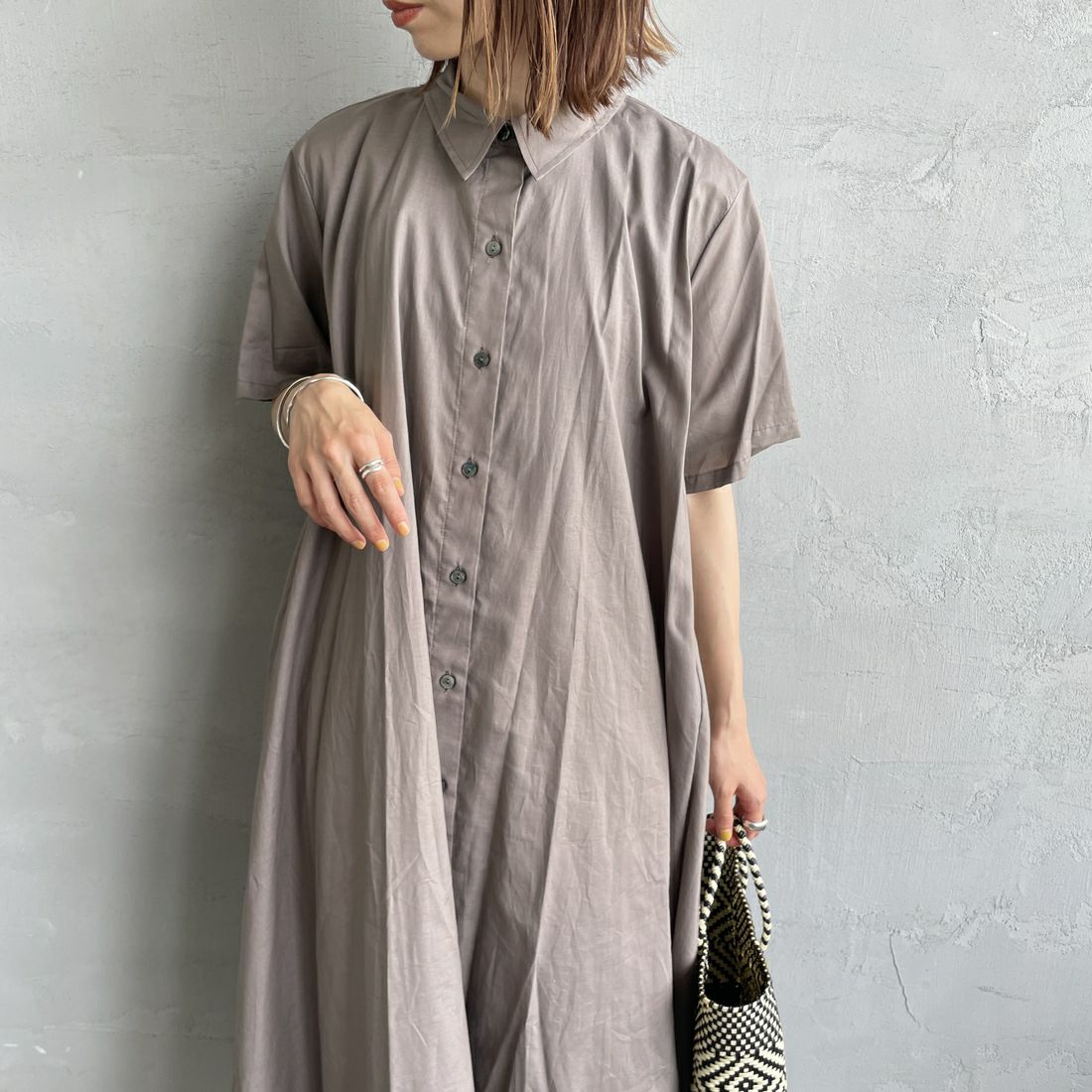 mizuiro ind [ミズイロインド] ハーフスリーブフレアシャツワンピース [2-250085] 20 GREIGE &&モデル身長：158cm 着用サイズ：F&&