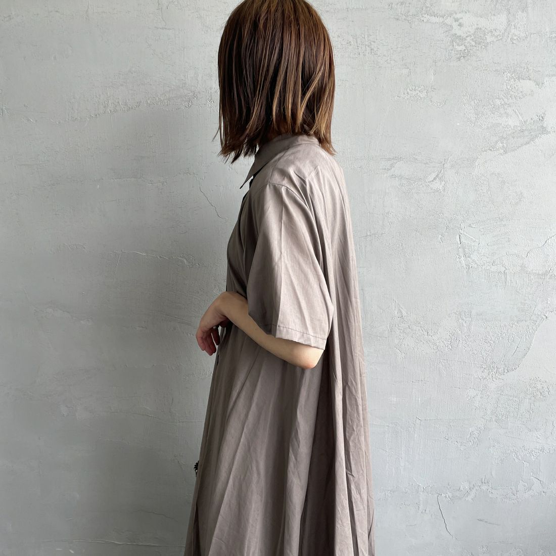 mizuiro ind [ミズイロインド] ハーフスリーブフレアシャツワンピース [2-250085] 20 GREIGE &&モデル身長：158cm 着用サイズ：F&&