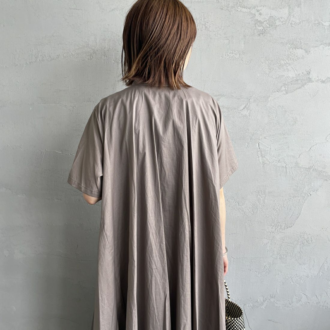 mizuiro ind [ミズイロインド] ハーフスリーブフレアシャツワンピース [2-250085] 20 GREIGE &&モデル身長：158cm 着用サイズ：F&&