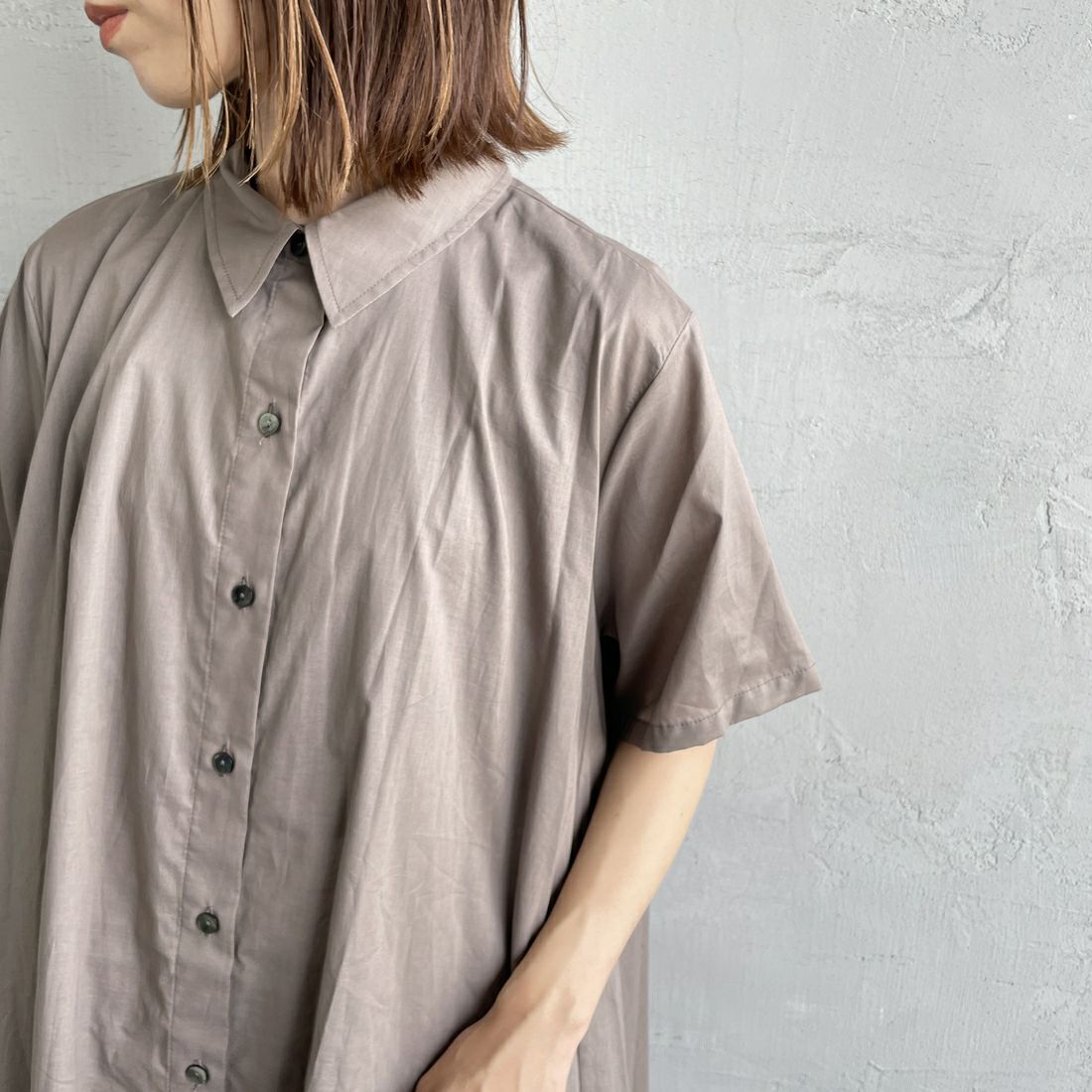 mizuiro ind [ミズイロインド] ハーフスリーブフレアシャツワンピース [2-250085] 20 GREIGE &&モデル身長：158cm 着用サイズ：F&&