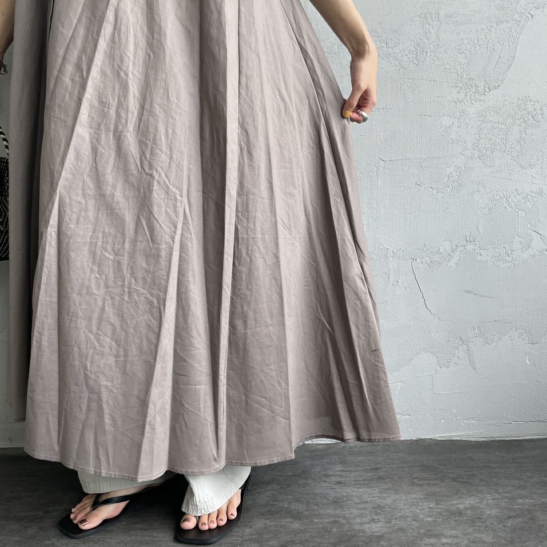 mizuiro ind [ミズイロインド] ハーフスリーブフレアシャツワンピース [2-250085] 20 GREIGE &&モデル身長：158cm 着用サイズ：F&&