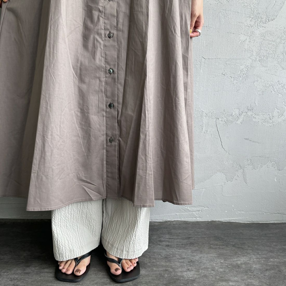 mizuiro ind [ミズイロインド] ハーフスリーブフレアシャツワンピース [2-250085] 20 GREIGE &&モデル身長：158cm 着用サイズ：F&&