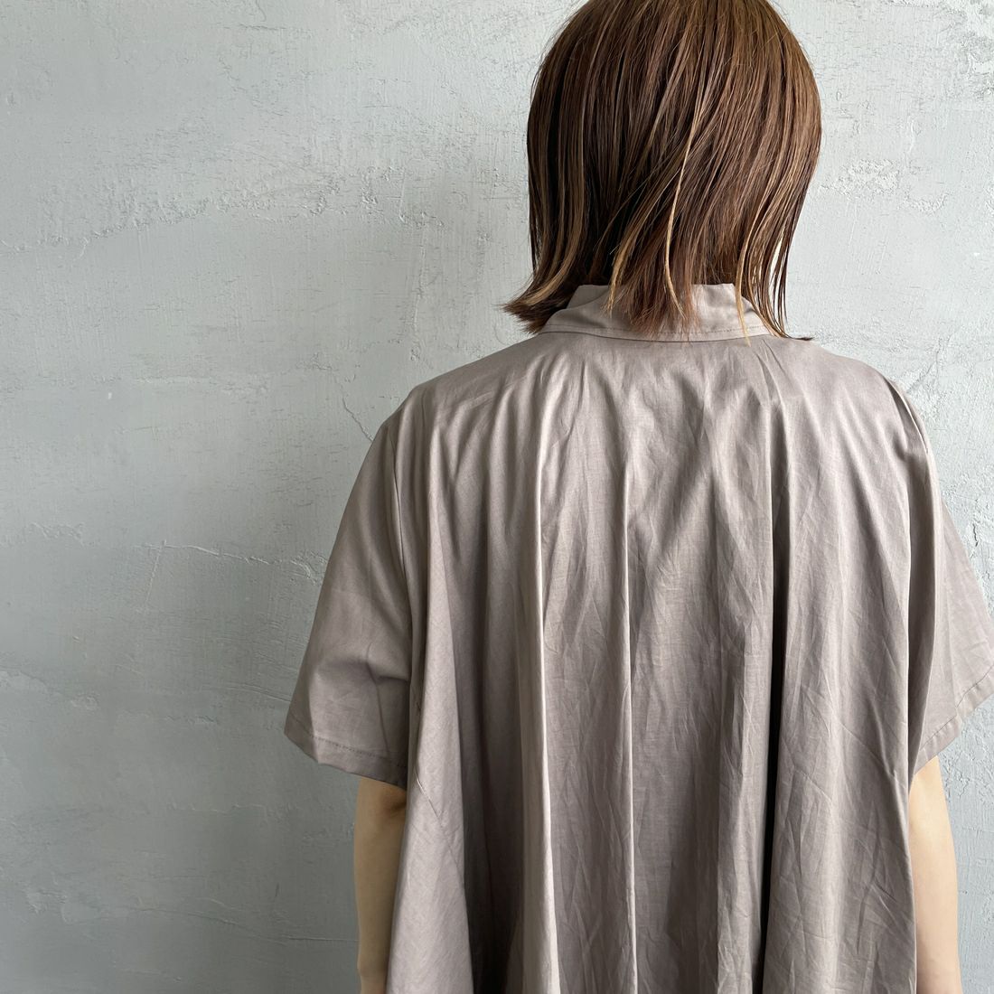 mizuiro ind [ミズイロインド] ハーフスリーブフレアシャツワンピース [2-250085] 20 GREIGE &&モデル身長：158cm 着用サイズ：F&&