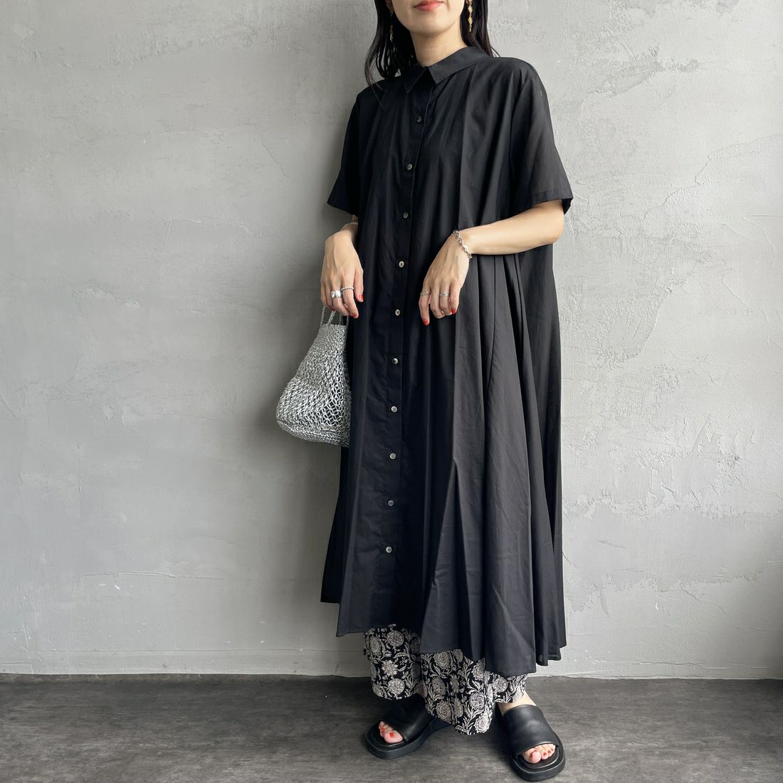 mizuiro ind [ミズイロインド] ハーフスリーブフレアシャツワンピース [2-250085] 99 BLACK &&モデル身長：160cm 着用サイズ：F&&