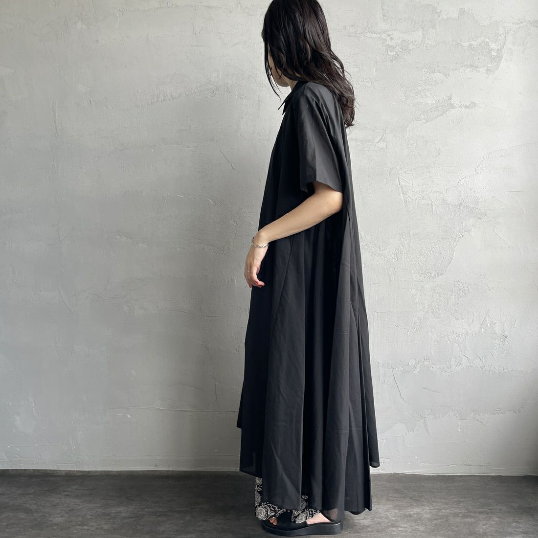 mizuiro ind [ミズイロインド] ハーフスリーブフレアシャツワンピース [2-250085] 99 BLACK &&モデル身長：160cm 着用サイズ：F&&