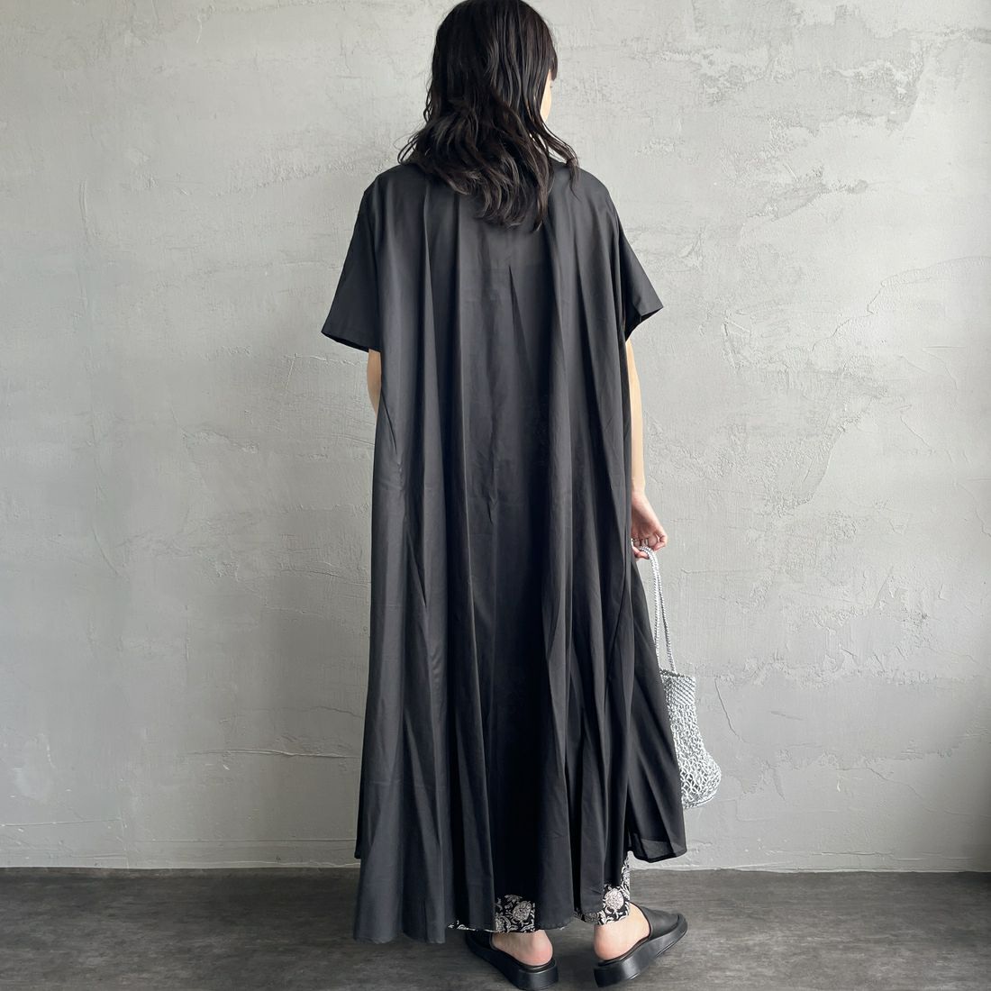 mizuiro ind [ミズイロインド] ハーフスリーブフレアシャツワンピース [2-250085] 99 BLACK &&モデル身長：160cm 着用サイズ：F&&