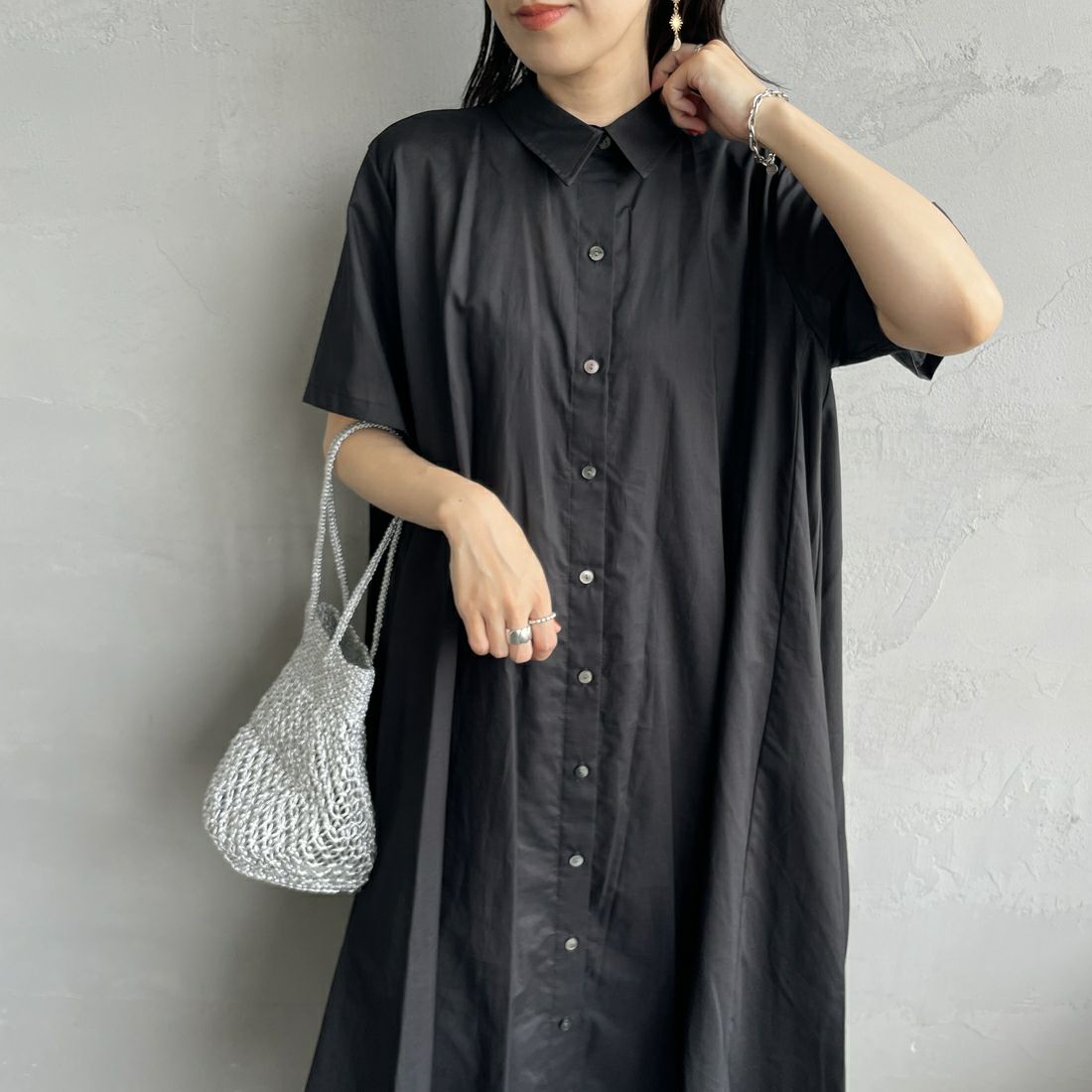 mizuiro ind [ミズイロインド] ハーフスリーブフレアシャツワンピース [2-250085] 99 BLACK &&モデル身長：160cm 着用サイズ：F&&