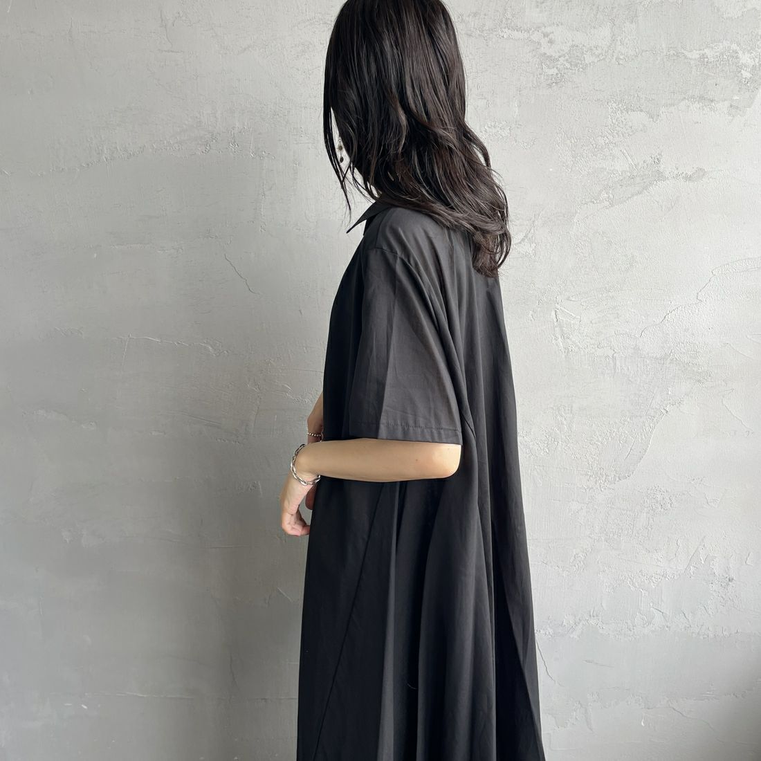 mizuiro ind [ミズイロインド] ハーフスリーブフレアシャツワンピース [2-250085] 99 BLACK &&モデル身長：160cm 着用サイズ：F&&