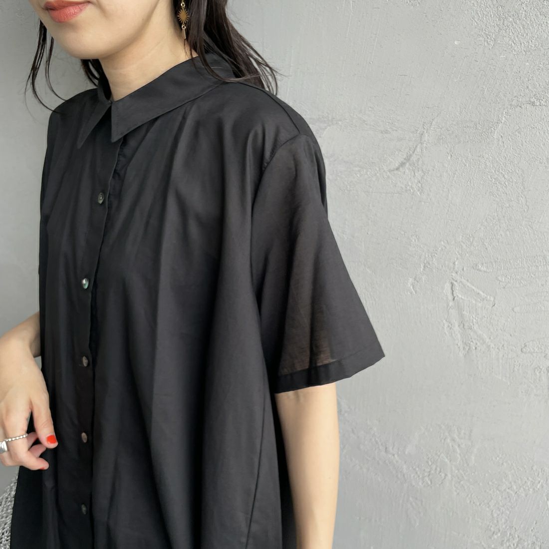 mizuiro ind [ミズイロインド] ハーフスリーブフレアシャツワンピース [2-250085] 99 BLACK &&モデル身長：160cm 着用サイズ：F&&