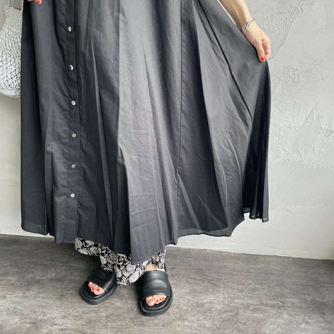 mizuiro ind [ミズイロインド] ハーフスリーブフレアシャツワンピース [2-250085] 99 BLACK &&モデル身長：160cm 着用サイズ：F&&