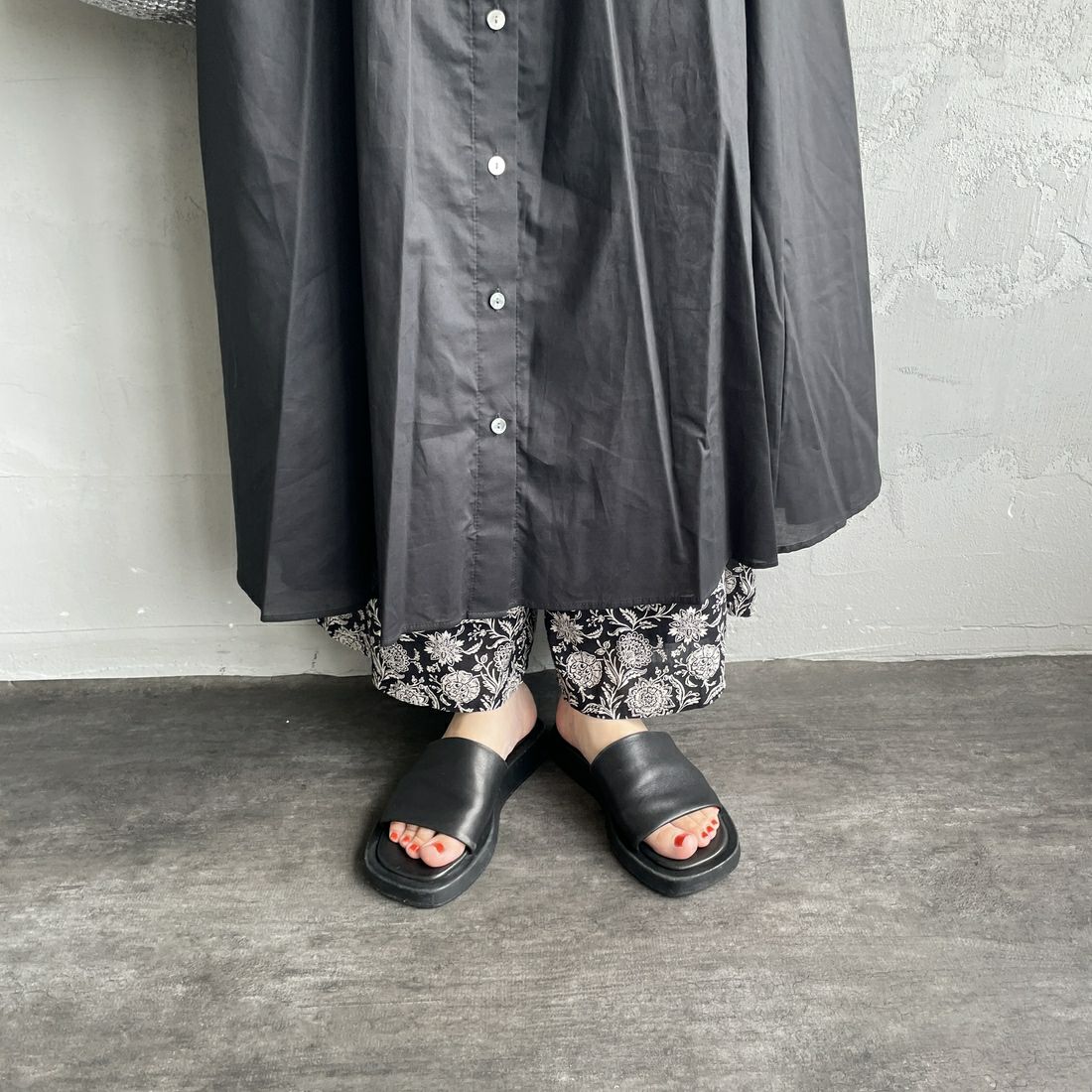 mizuiro ind [ミズイロインド] ハーフスリーブフレアシャツワンピース [2-250085] 99 BLACK &&モデル身長：160cm 着用サイズ：F&&