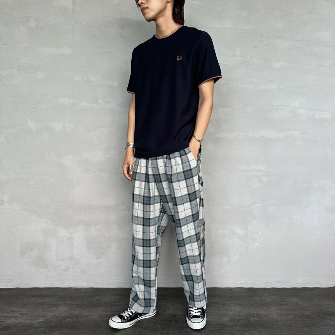 FRED PERRY [フレッドペリー] ティップライン ワンポイントロゴ刺繍クレープピケTシャツ [M8585] 795 NAVY &&モデル身長：179cm 着用サイズ：M&&