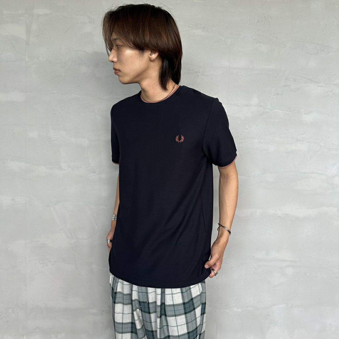 FRED PERRY [フレッドペリー] ティップライン ワンポイントロゴ刺繍クレープピケTシャツ [M8585] 795 NAVY &&モデル身長：179cm 着用サイズ：M&&