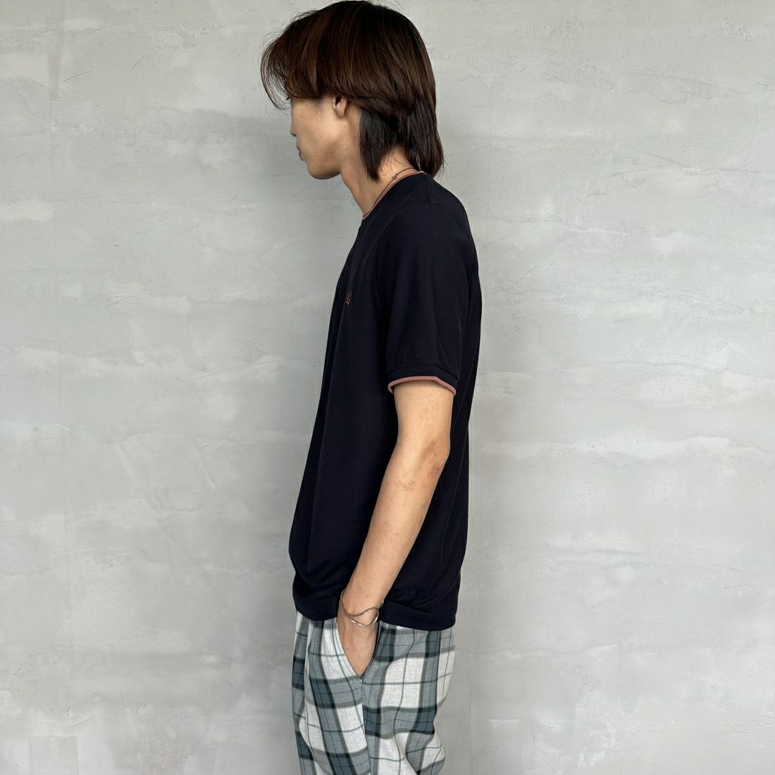 FRED PERRY [フレッドペリー] ティップライン ワンポイントロゴ刺繍クレープピケTシャツ [M8585] 795 NAVY &&モデル身長：179cm 着用サイズ：M&&