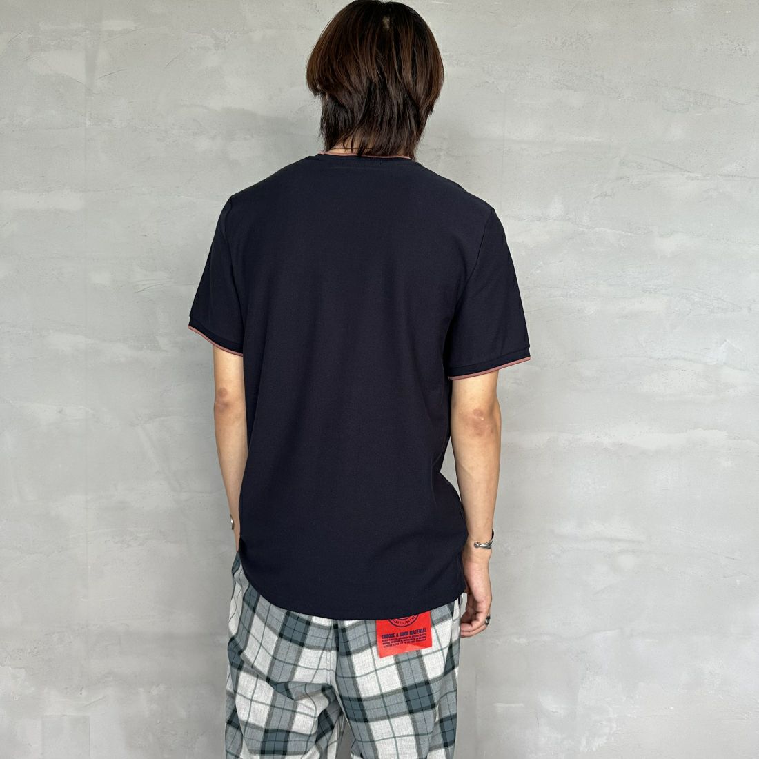 FRED PERRY [フレッドペリー] ティップライン ワンポイントロゴ刺繍クレープピケTシャツ [M8585] 795 NAVY &&モデル身長：179cm 着用サイズ：M&&