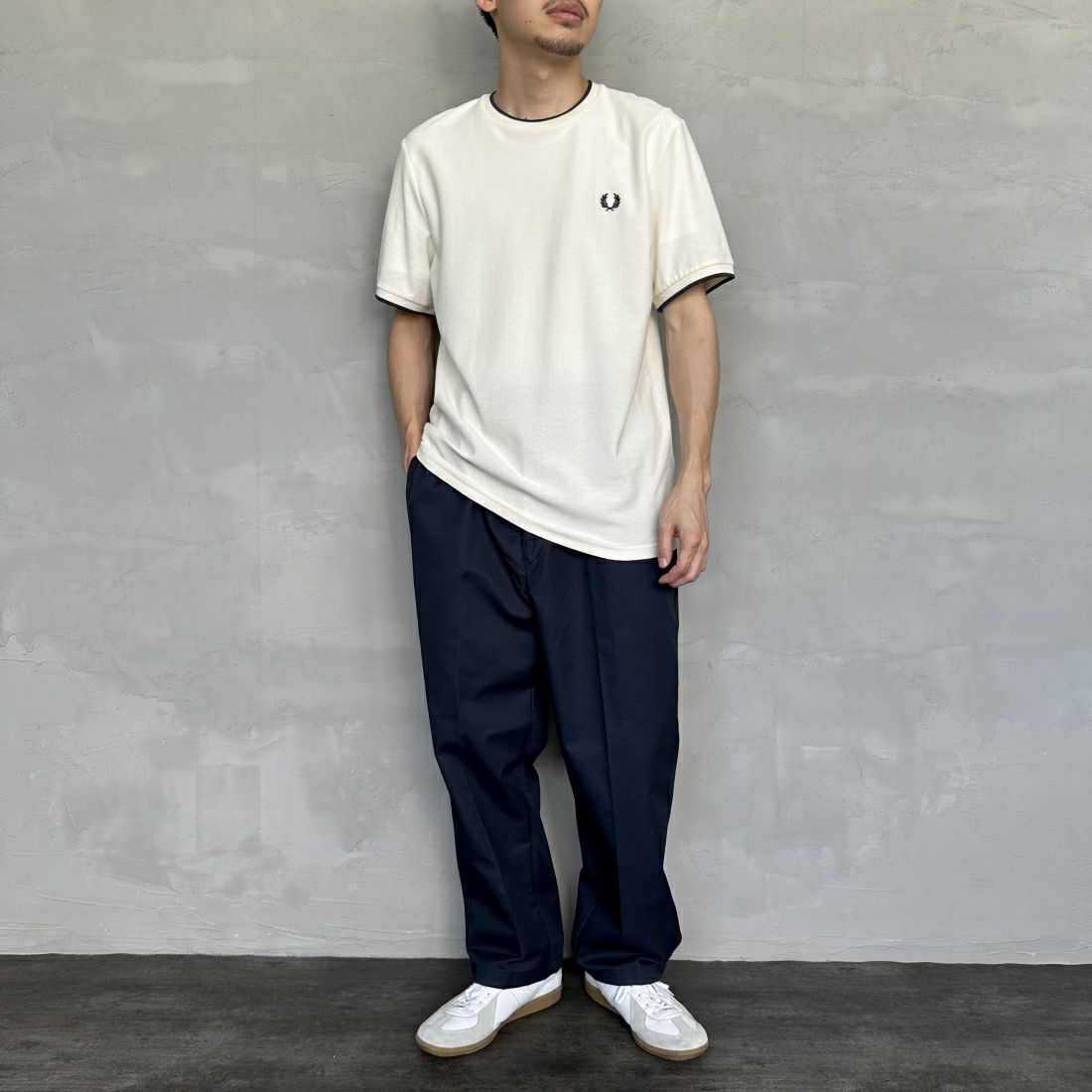 FRED PERRY [フレッドペリー] ティップライン ワンポイントロゴ刺繍クレープピケTシャツ [M8585] 560 ECRU &&モデル身長：168cm 着用サイズ：M&&