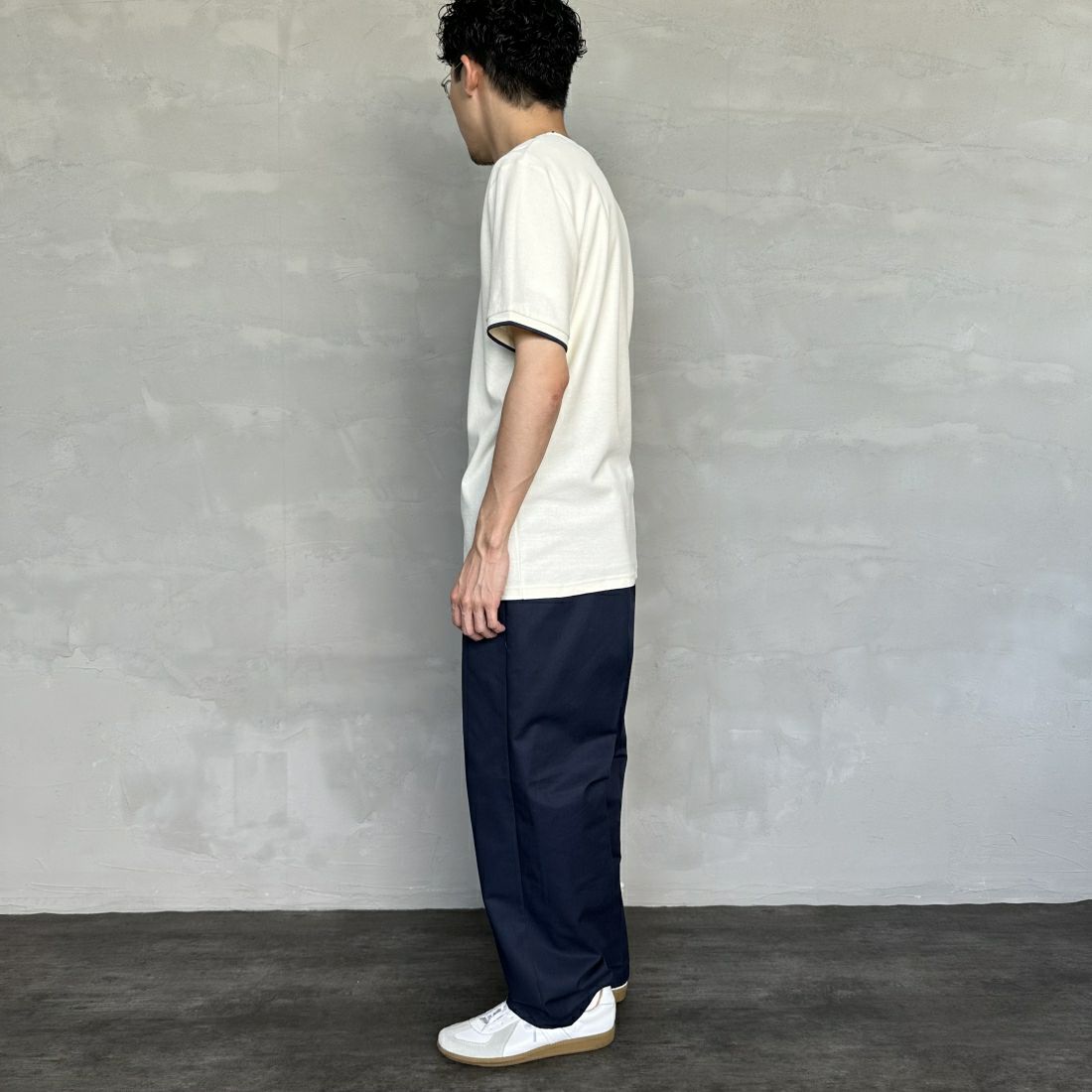 FRED PERRY [フレッドペリー] ティップライン ワンポイントロゴ刺繍クレープピケTシャツ [M8585] 560 ECRU &&モデル身長：168cm 着用サイズ：M&&