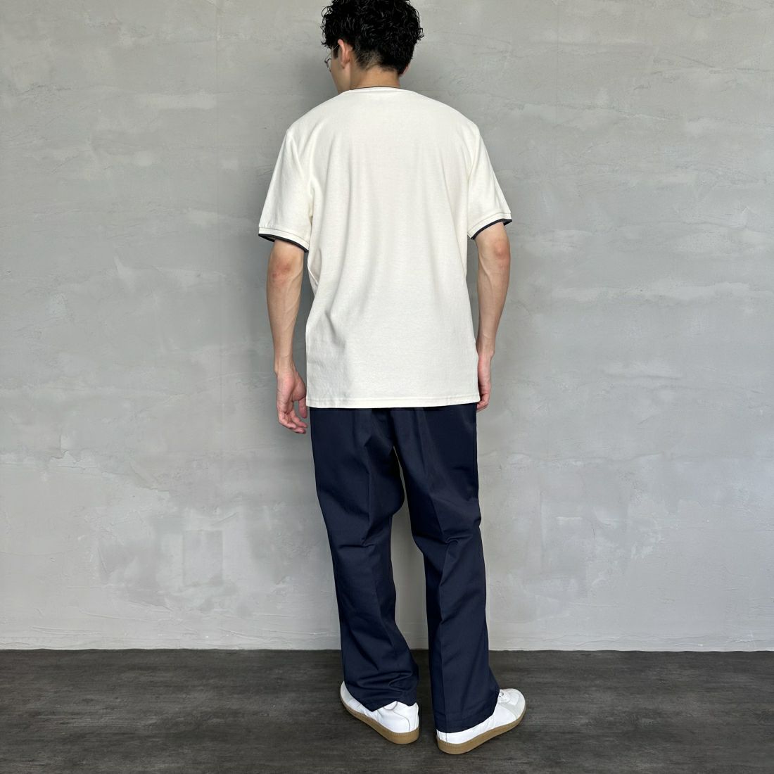 FRED PERRY [フレッドペリー] ティップライン ワンポイントロゴ刺繍クレープピケTシャツ [M8585] 560 ECRU &&モデル身長：168cm 着用サイズ：M&&