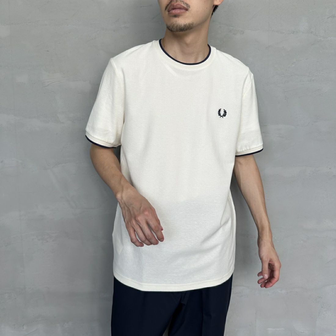 FRED PERRY [フレッドペリー] ティップライン ワンポイントロゴ刺繍クレープピケTシャツ [M8585] 560 ECRU &&モデル身長：168cm 着用サイズ：M&&