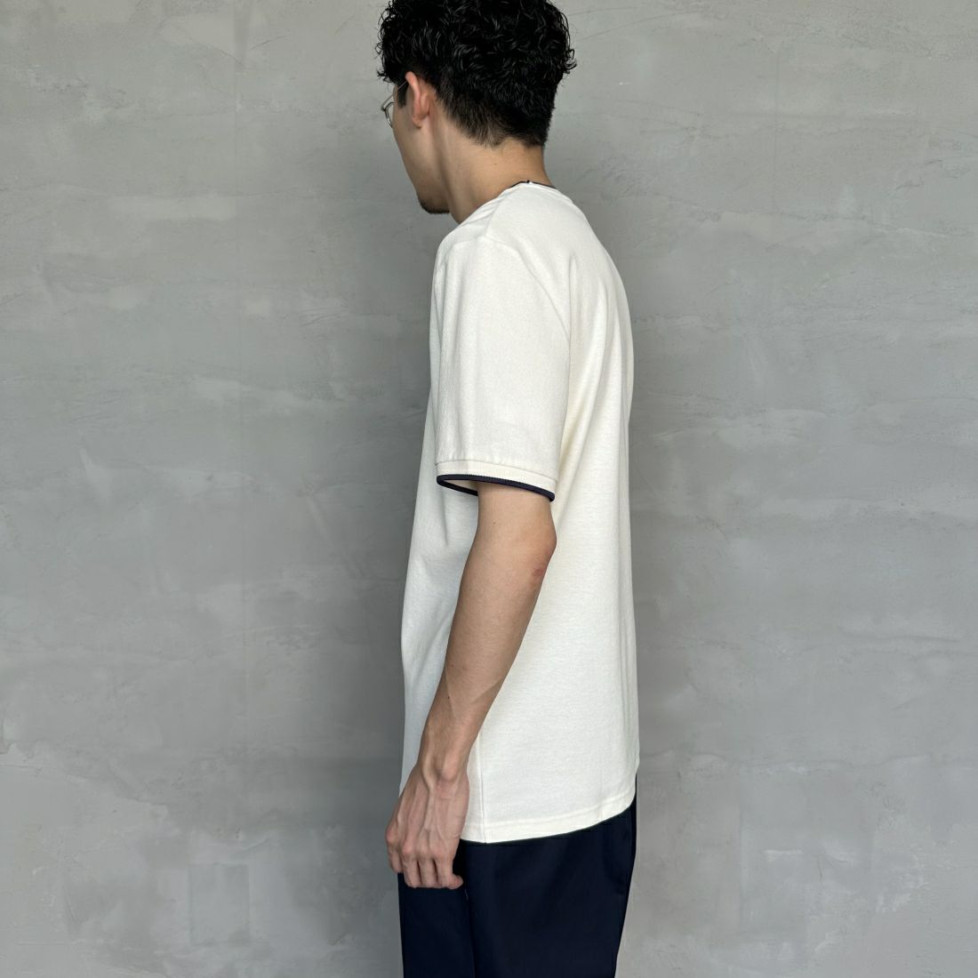 FRED PERRY [フレッドペリー] ティップライン ワンポイントロゴ刺繍クレープピケTシャツ [M8585] 560 ECRU &&モデル身長：168cm 着用サイズ：M&&
