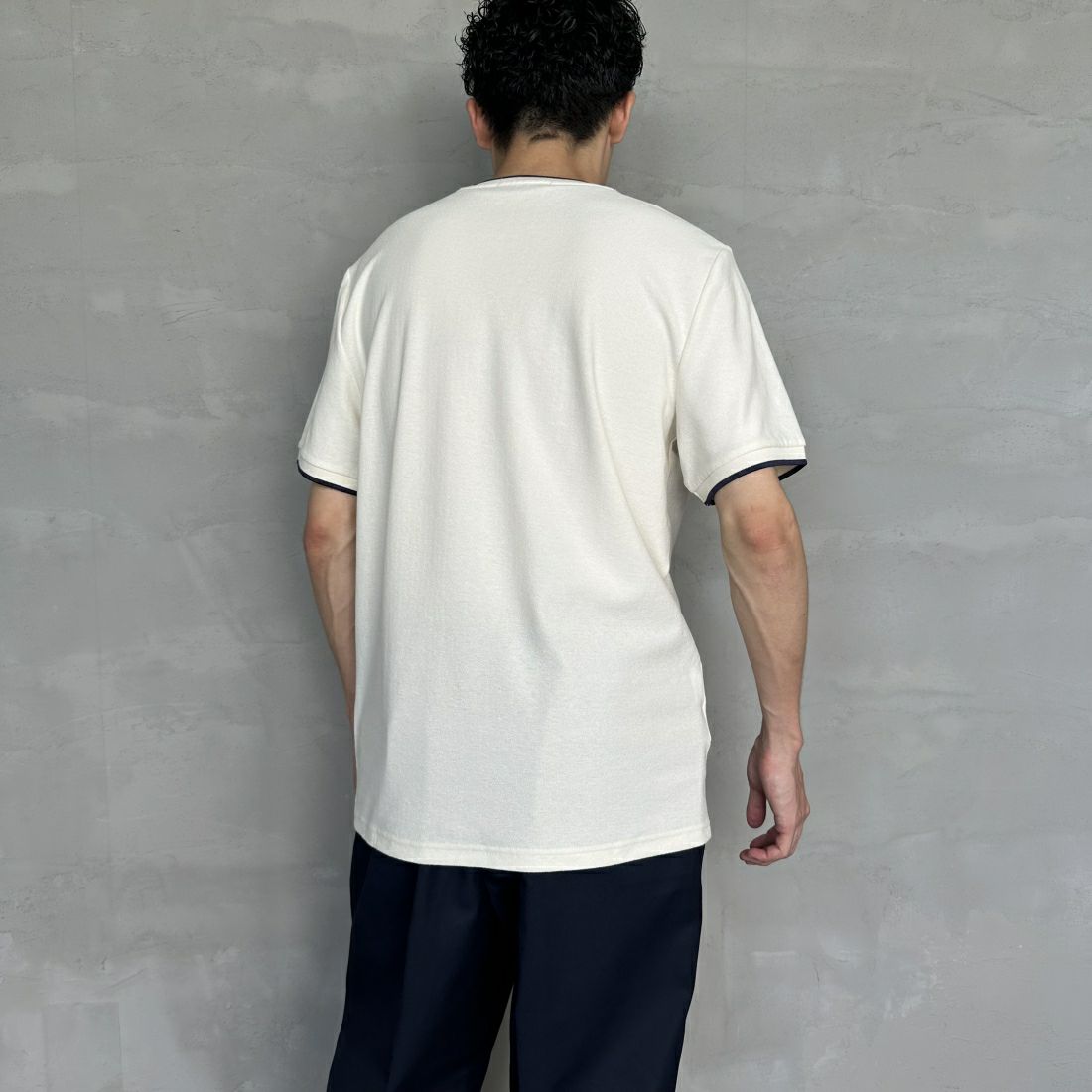 FRED PERRY [フレッドペリー] ティップライン ワンポイントロゴ刺繍クレープピケTシャツ [M8585] 560 ECRU &&モデル身長：168cm 着用サイズ：M&&
