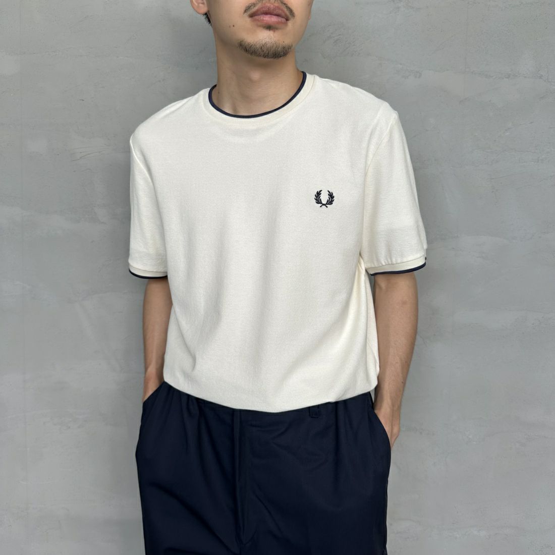 FRED PERRY [フレッドペリー] ティップライン ワンポイントロゴ刺繍クレープピケTシャツ [M8585] 560 ECRU &&モデル身長：168cm 着用サイズ：M&&