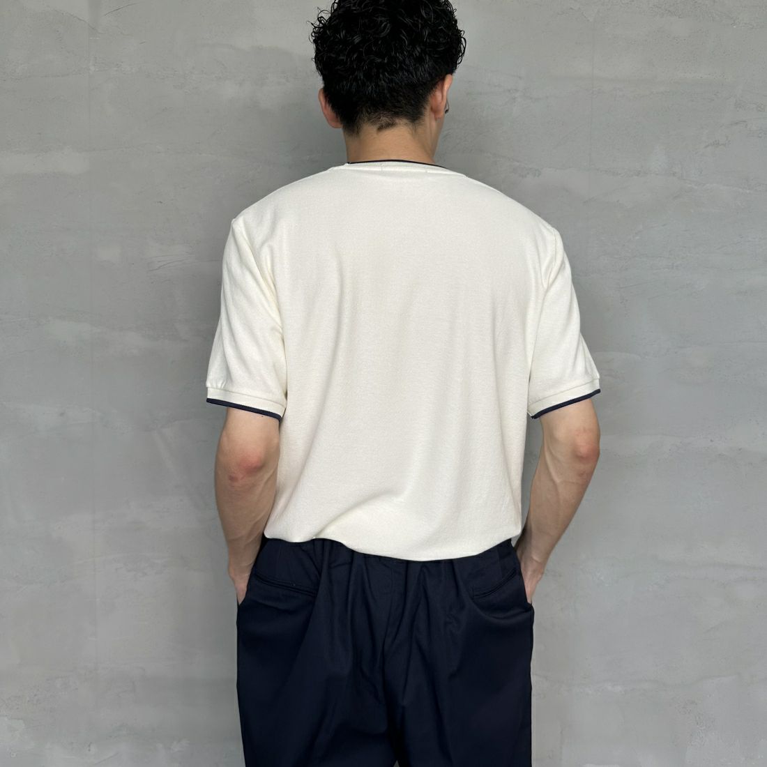 FRED PERRY [フレッドペリー] ティップライン ワンポイントロゴ刺繍クレープピケTシャツ [M8585] 560 ECRU &&モデル身長：168cm 着用サイズ：M&&
