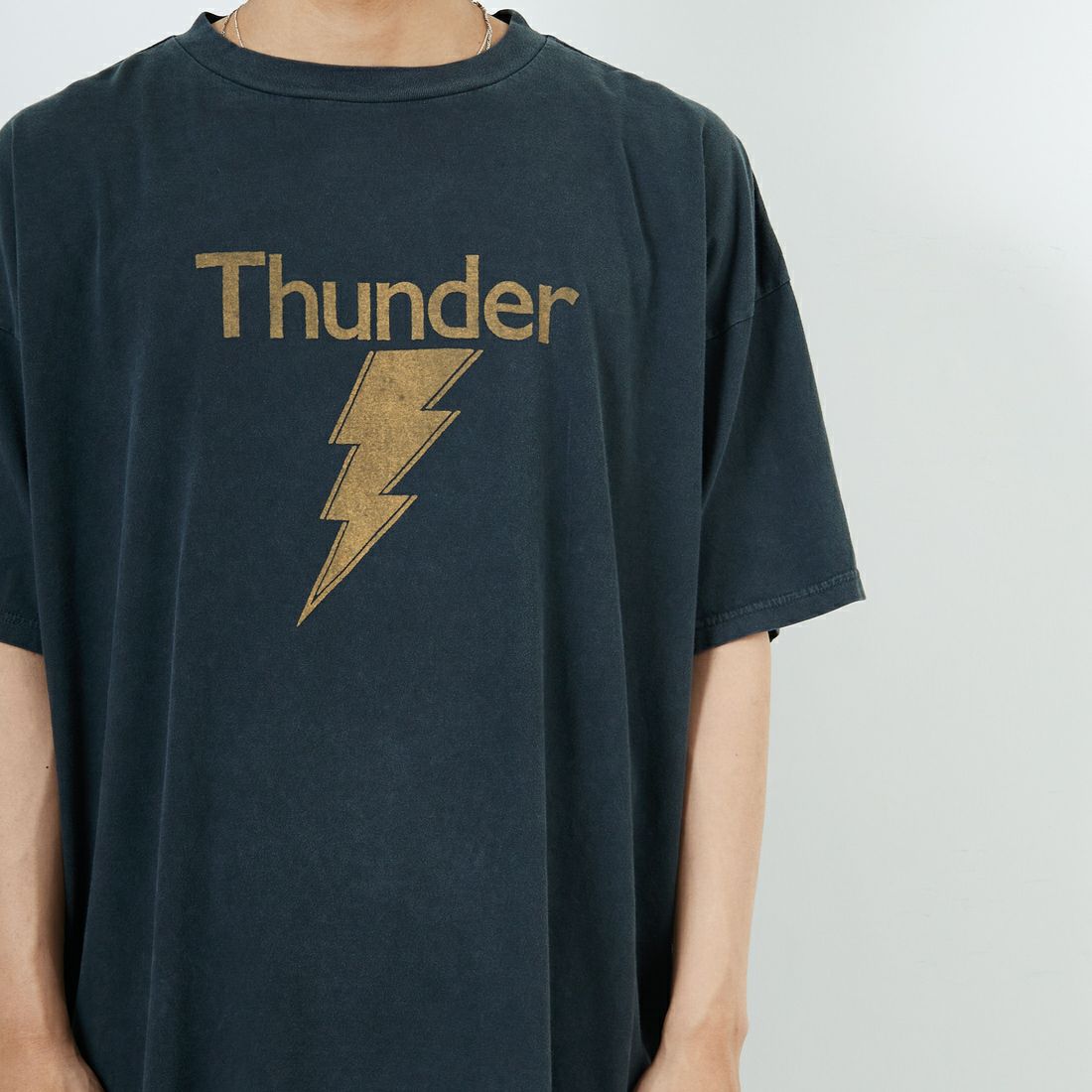 REMI RELIEF [レミレリーフ] 別注 ビッグプリントTシャツ THUNDER [RN28369284-JF] BLACK &&モデル身長：179cm 着用サイズ：M&&