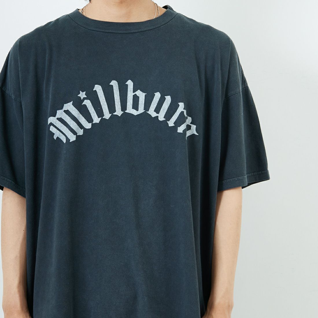 REMI RELIEF [レミレリーフ] 別注 ビッグプリントTシャツ MILLBURN [RN28369285-JF] BLACK &&モデル身長：179cm 着用サイズ：M&&