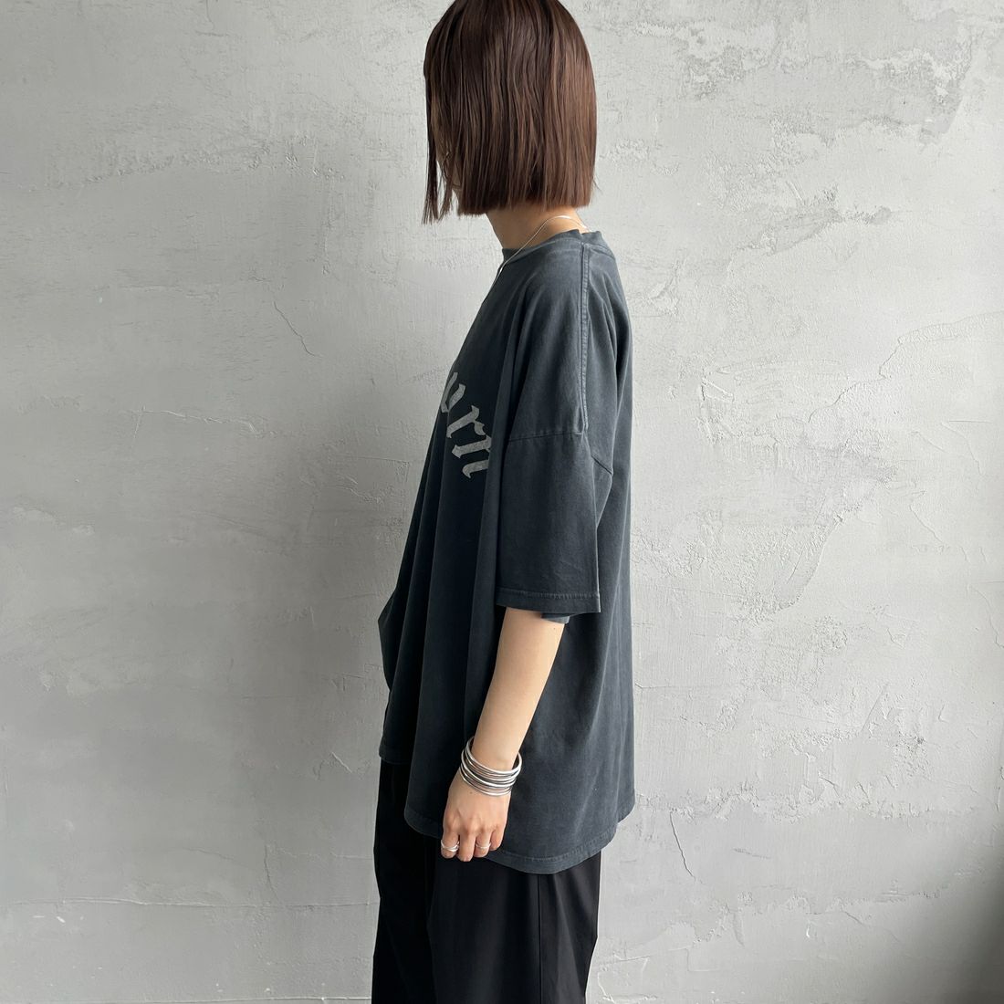 REMI RELIEF [レミレリーフ] 別注 ビッグプリントTシャツ MILLBURN [RN28369285-JF] BLACK &&モデル身長：159cm 着用サイズ：S&&
