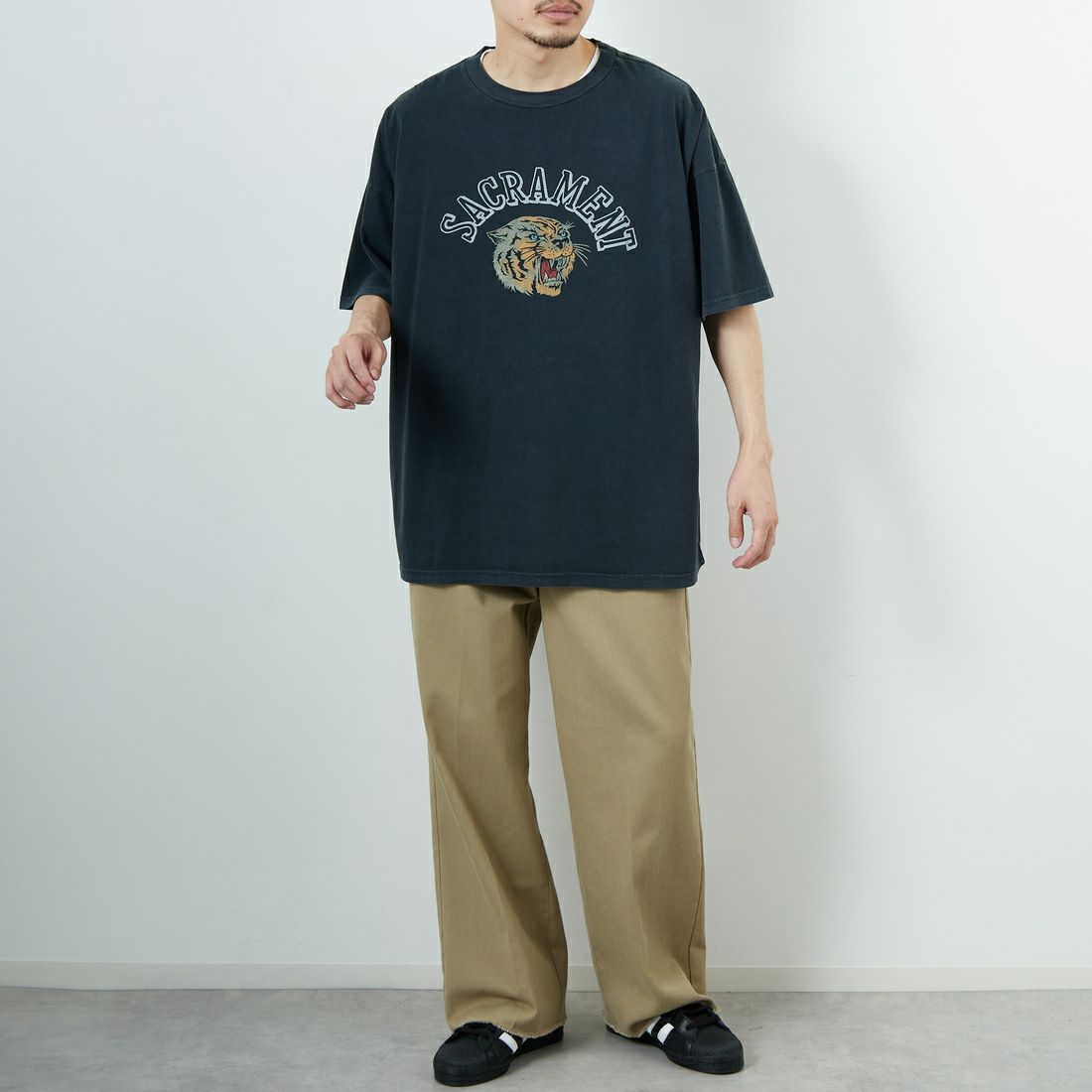 REMI RELIEF [レミレリーフ] 別注 ビッグプリントTシャツ SACRAMENT [RN28369286-JF] BLACK &&モデル身長：168cm 着用サイズ：M&&