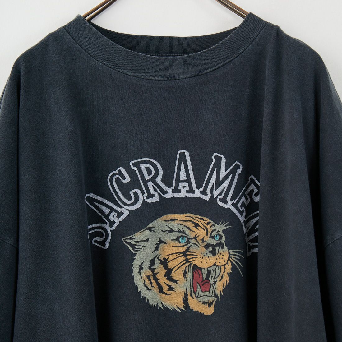 REMI RELIEF [レミレリーフ] 別注 ビッグプリントTシャツ SACRAMENT [RN28369286-JF] BLACK